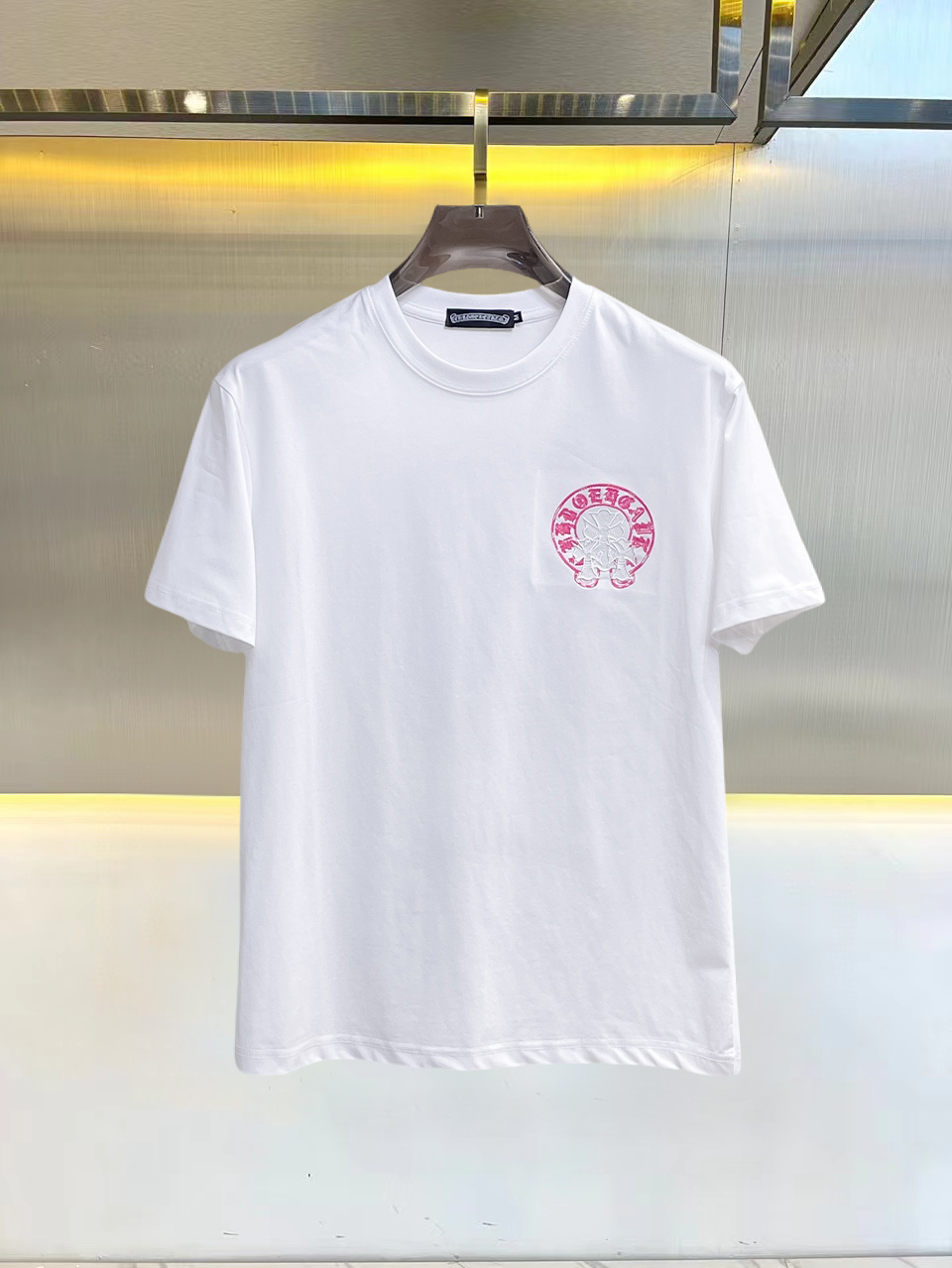 NO:845785,Kroxin's top products 2026 spring and summer new debut counter latest short-sleeved round neck T-shirt, high-end custom design, avant-garde and fashionable!  The brand logo is designed with heavy craftsmanship. High-end customized 260g fabric. Soft to the touch. Comfortable to wear. Exquisite stitching at the counter level. Fine workmanship. The upper body effect is incomparably handsome!  A must-have item for a stylish man!  Size M-XXXL,,chrome hearts,T-shirt,tees,t-shirt,19860909克罗心 顶级货品2026春夏新款首发专柜最新款短袖圆领T恤 高端订制 设计前卫时尚！品牌logo重工艺设计 高端定制260克面料.手感柔软.穿着舒适.专柜级别精致车线.做工精细.上身效果无敌帅气！型男必备单品！码数M-XXXL,,chrome hearts,T-shirt,tees，t-shirt,,Men's clothing