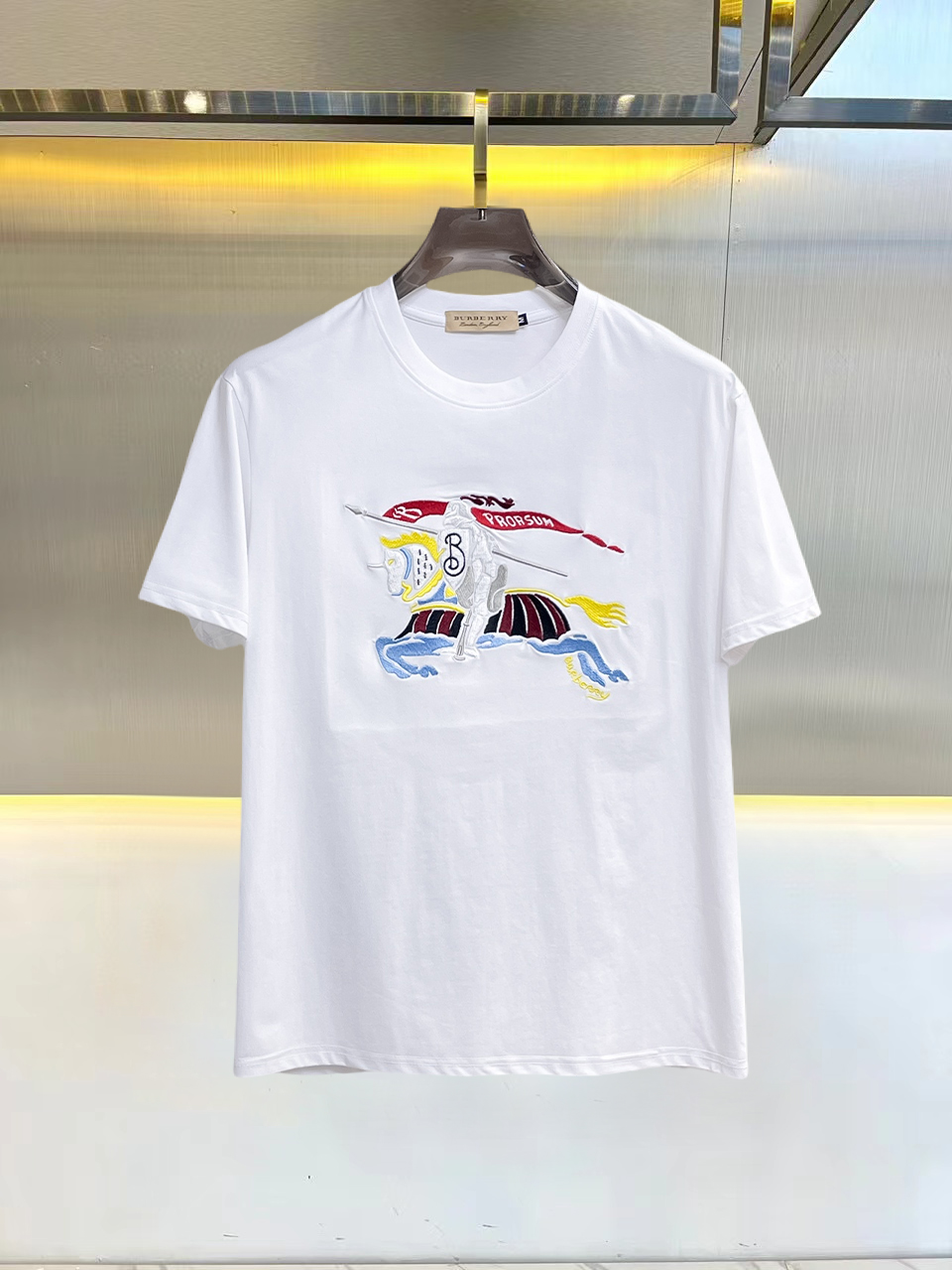 NO:845788,Burberry's top products 2026 spring and summer new debut counter latest short-sleeved round neck T-shirt, high-end custom design, avant-garde and fashionable!  The brand logo is designed with heavy craftsmanship. High-end customized 260g fabric. Soft to the touch. Comfortable to wear. Exquisite stitching at the counter level. Fine workmanship. The upper body effect is incomparably handsome!  A must-have item for a stylish man!  Size M-XXXL,,burberry,T-shirt,tees,t-shirt,19860909巴宝莉 顶级货品2026春夏新款首发专柜最新款短袖圆领T恤 高端订制 设计前卫时尚！品牌logo重工艺设计 高端定制260克面料.手感柔软.穿着舒适.专柜级别精致车线.做工精细.上身效果无敌帅气！型男必备单品！码数M-XXXL,,burberry,T-shirt,tees，t-shirt,,Men's clothing