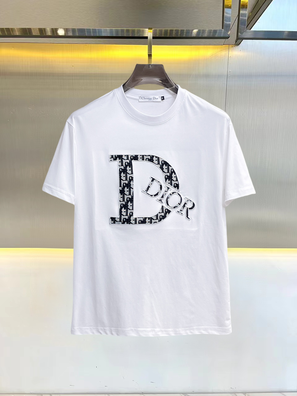 NO:845792,Dior's top products 2026 spring and summer new debut counter latest short-sleeved round neck T-shirt, high-end customization, avant-garde and fashionable design!  The brand logo is designed with heavy craftsmanship. High-end customized 260g fabric. Soft to the touch. Comfortable to wear. Exquisite stitching at the counter level. Fine workmanship. The upper body effect is incomparably handsome!  A must-have item for a stylish man!  Size M-XXXL,,dior,T-shirt,tees,t-shirt,19860909迪奥 顶级货品2026春夏新款首发专柜最新款短袖圆领T恤 高端订制 设计前卫时尚！品牌logo重工艺设计 高端定制260克面料.手感柔软.穿着舒适.专柜级别精致车线.做工精细.上身效果无敌帅气！型男必备单品！码数M-XXXL,,dior,T-shirt,tees，t-shirt,,Men's clothing
