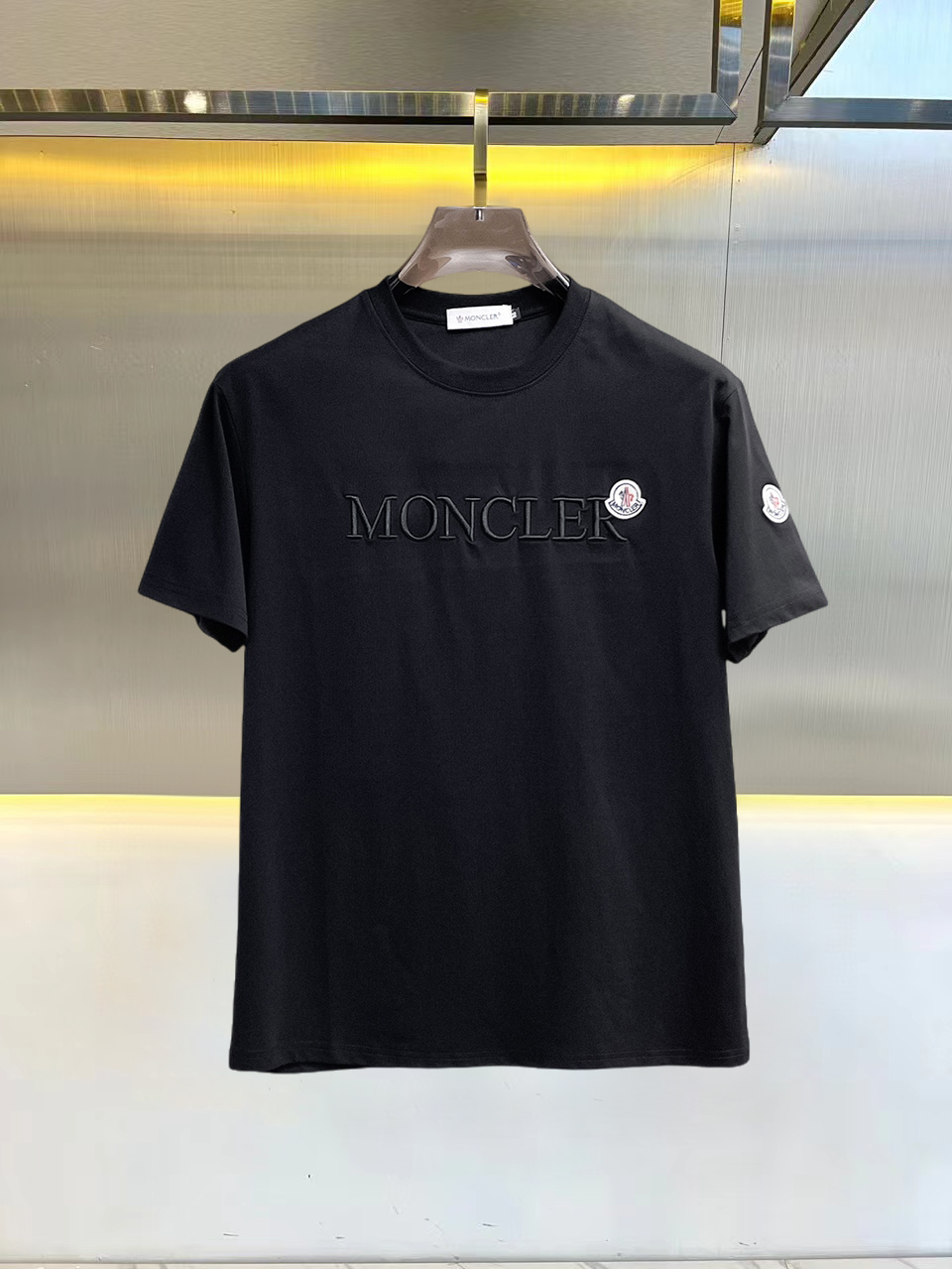 NO:845796,Mengkou's top products 2026 spring and summer new debut counter latest short-sleeved round neck T-shirt, high-end custom design, avant-garde and fashionable!  The brand logo is designed with heavy craftsmanship. High-end customized 260g fabric. Soft to the touch. Comfortable to wear. Exquisite stitching at the counter level. Fine workmanship. The upper body effect is incomparably handsome!  A must-have item for a stylish man!  Size M-XXXL,,Moncler,T-shirt,tees,t-shirt,19860909蒙口 顶级货品2026春夏新款首发专柜最新款短袖圆领T恤 高端订制 设计前卫时尚！品牌logo重工艺设计 高端定制260克面料.手感柔软.穿着舒适.专柜级别精致车线.做工精细.上身效果无敌帅气！型男必备单品！码数M-XXXL,,Moncler,T-shirt,tees，t-shirt,,Men's clothing
