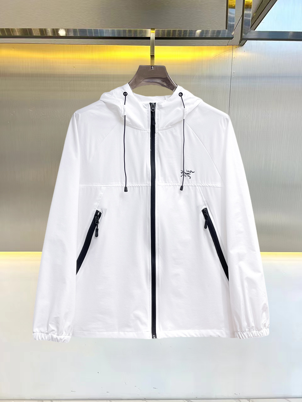 NO:845799,Arc'teryx 2026 summer sun protection clothing is a must-have for summer travel. It is synchronized with overseas stores. Thin and high-quality fabrics are luxurious and advanced customization. Anyone can easily control it. Imported polyfiber fabrics are supplied by customers. They are soft, comfortable and stylish. Sweat-absorbent and breathable. Ordered by a foreign trade company. Produced by domestic first-line OEM factories. Customized high-density fabrics that do not change shape after being passed through water. Luxurious upper body looks youthful. A must-have for street fashion and home. Size M～3XL L wears 175/140 pounds  Place an order and report your height and weight, arc'teryx,19860909始祖鸟 2026夏季防晒衣夏季旅游出行必备海外专柜同步 轻薄高品质面料奢华高级定制 任何人都可以轻松驾驭,客供进口聚纤维面料 手软舒适有型 吸汗透气 ,外贸公司订单,n国内一线代工厂出品,订制高密度面料,过水不变型,奢华上身显年轻,街头时尚居家必备款.码数M～3XL L穿175/140斤 下单报身高体重,arc'teryx,,Men's clothing