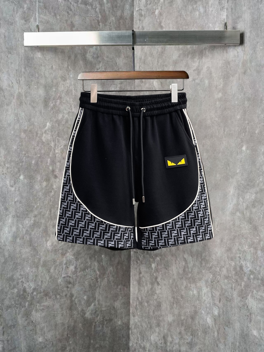 NO:845848,Fendi 2026 summer new original counter casual shorts, luxury classic brand original LOGO accessories, counter best-selling style, very comfortable to wear, low-key yet luxurious, very classy to wear. Needless to say the trousers style and tailoring, the upper body is exquisite and high-end, first-class and top-quality materials. Really palace-level casual pants. The cotton of Turkey is selected for its outstanding quality. After heavy washing, the pants are very soft!  Don't be picky, the upper body is absolutely stylish and extremely luxurious. Please quote your height and weight when ordering sizes M-3XL.,,fendi,shorts,19860909芬迪 2026夏季新款原单专柜休闲短裤,奢华经典品牌原版LOGO配饰 专柜热销款 身穿着非常舒适 低调不失奢华 穿出去非常有档次 裤型款式和裁剪亦无需多言 上身精致跃然高档一等一顶级质料 真正殿堂级的休闲裤 选用土耳其的棉花品质卓然,经过重水洗使得裤子很柔软！不挑人 上身绝对的有型 极度奢华. 尺码M-3XL下单报身高体重.,,fendi,shorts,,Men's clothing