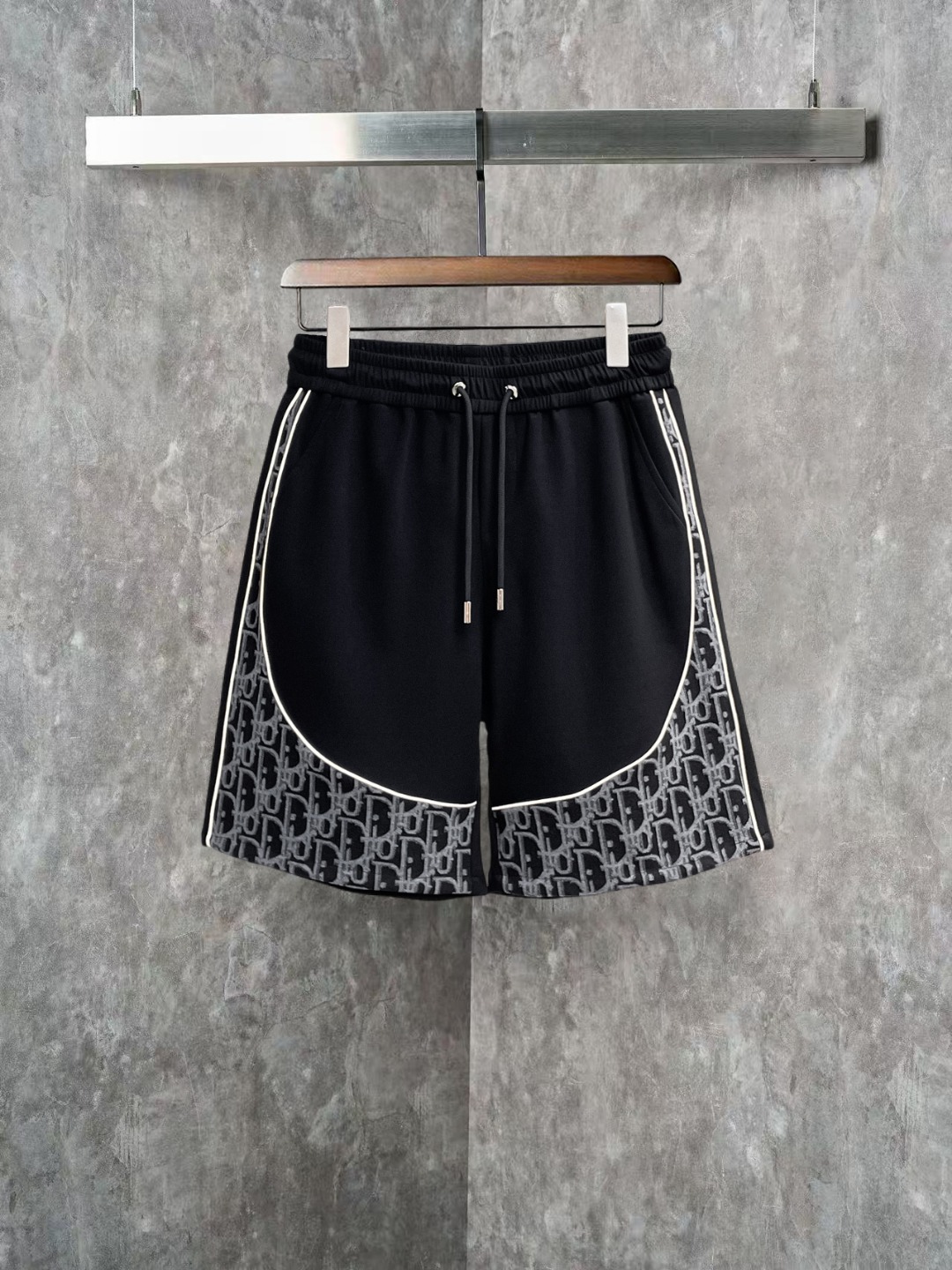 NO:845851,Dior's new 2026 summer original counter casual shorts, luxury classic brand original LOGO accessories, counter best-selling style, very comfortable to wear, low-key yet luxurious, very classy to wear. Needless to say the trousers style and tailoring, the upper body is exquisite and high-end, first-class and top-quality materials. Really palace-level casual pants. The cotton of Turkey is selected for its outstanding quality. After heavy washing, the pants are very soft!  Don't be picky. The upper body is absolutely stylish and extremely luxurious. Please state your height and weight when placing an order for sizes M-3XL.,,dior,shorts,19860909迪奥 2026夏季新款原单专柜休闲短裤,奢华经典品牌原版LOGO配饰 专柜热销款 身穿着非常舒适 低调不失奢华 穿出去非常有档次 裤型款式和裁剪亦无需多言 上身精致跃然高档一等一顶级质料 真正殿堂级的休闲裤 选用土耳其的棉花品质卓然,经过重水洗使得裤子很柔软！不挑人 上身绝对的有型 极度奢华. 尺码M-3XL下单报身高体重.,,dior,shorts,,Men's clothing