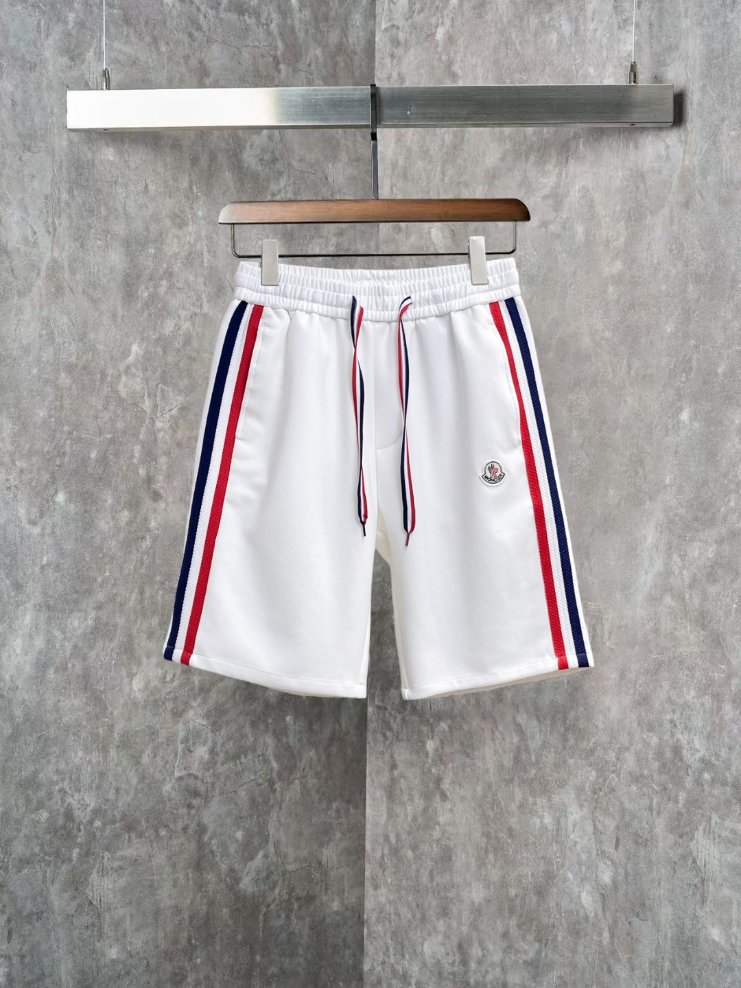 NO:845854,Mengkou 2026 summer new original counter casual shorts, luxury classic brand original LOGO accessories, counter best-selling style, very comfortable to wear, low-key yet luxurious, very classy to wear. Needless to say the trousers style and tailoring, the upper body is exquisite and high-end, first-class and top-quality materials. Really palace-level casual pants. The cotton of Turkey is selected for its outstanding quality. After heavy washing, the pants are very soft!  Don't be picky. The upper body is absolutely stylish and extremely luxurious. Please state your height and weight when ordering sizes M-3XL.,,Moncler,shorts,19860909蒙口 2026夏季新款原单专柜休闲短裤,奢华经典品牌原版LOGO配饰 专柜热销款 身穿着非常舒适 低调不失奢华 穿出去非常有档次 裤型款式和裁剪亦无需多言 上身精致跃然高档一等一顶级质料 真正殿堂级的休闲裤 选用土耳其的棉花品质卓然,经过重水洗使得裤子很柔软！不挑人 上身绝对的有型 极度奢华. 尺码M-3XL下单报身高体重.,,Moncler,shorts,,Men's clothing