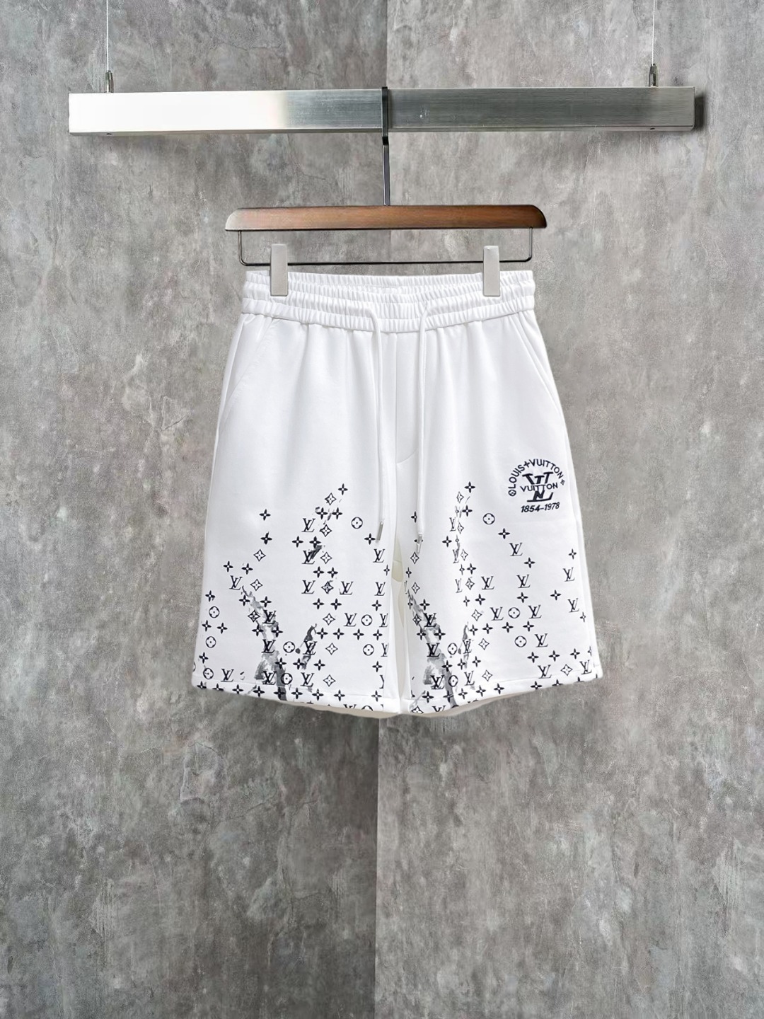 NO:845857,Lv 2026 summer new original counter casual shorts, luxury classic brand original LOGO accessories, counter best-selling style, very comfortable to wear, low-key yet luxurious, very classy to wear. Needless to say, the trousers style and tailoring. The upper body is exquisite and high-end, first-class and top-quality materials. Really palace-level casual pants. The cotton of Türkiye is of outstanding quality. After heavy washing, the pants are very soft!  Don't be picky. The upper body is absolutely stylish and extremely luxurious. Please quote your height and weight when ordering sizes M-3XL.,,louis vuitton,shorts,19860909Lv 2026夏季新款原单专柜休闲短裤,奢华经典品牌原版LOGO配饰 专柜热销款 身穿着非常舒适 低调不失奢华 穿出去非常有档次 裤型款式和裁剪亦无需多言 上身精致跃然高档一等一顶级质料 真正殿堂级的休闲裤 选用土耳其的棉花品质卓然,经过重水洗使得裤子很柔软！不挑人 上身绝对的有型 极度奢华. 尺码M-3XL下单报身高体重.,,louis vuitton,shorts,,Men's clothing