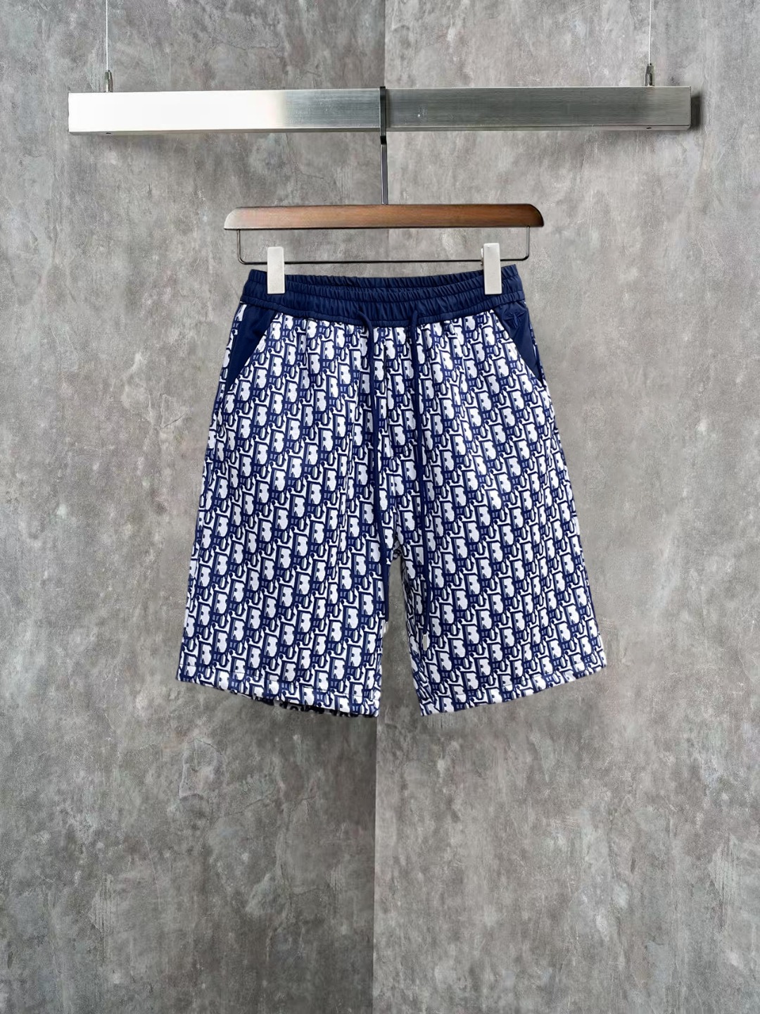 NO:845860,Dior's new 2026 summer original counter casual shorts, luxury classic brand original LOGO accessories, counter best-selling style, very comfortable to wear, low-key yet luxurious, very classy to wear. Needless to say the trousers style and tailoring, the upper body is exquisite and high-end, first-class and top-quality materials. Really palace-level casual pants. The cotton of Turkey is selected for its outstanding quality. After heavy washing, the pants are very soft!  Don't be picky. The upper body is absolutely stylish and extremely luxurious. Please state your height and weight when placing an order for sizes M-3XL.,,dior,shorts,19860909迪奥 2026夏季新款原单专柜休闲短裤,奢华经典品牌原版LOGO配饰 专柜热销款 身穿着非常舒适 低调不失奢华 穿出去非常有档次 裤型款式和裁剪亦无需多言 上身精致跃然高档一等一顶级质料 真正殿堂级的休闲裤 选用土耳其的棉花品质卓然,经过重水洗使得裤子很柔软！不挑人 上身绝对的有型 极度奢华. 尺码M-3XL下单报身高体重.,,dior,shorts,,Men's clothing