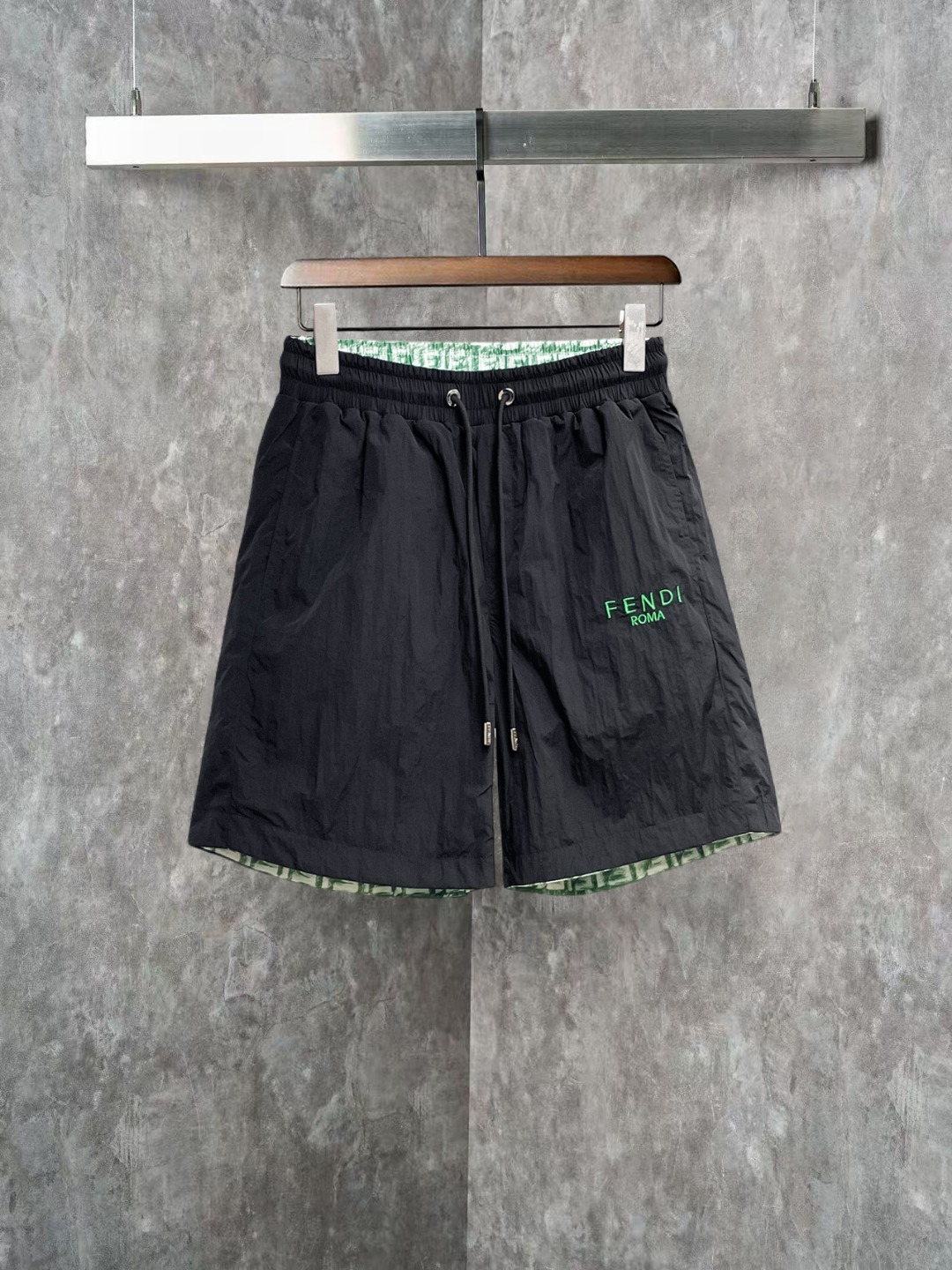 NO:845865,Fendi 2026 summer new original counter casual shorts, luxury classic brand original LOGO accessories, counter best-selling style, very comfortable to wear, low-key yet luxurious, very classy to wear. Needless to say the trousers style and tailoring, the upper body is exquisite and high-end, first-class and top-quality materials. Really palace-level casual pants. The cotton of Turkey is selected for its outstanding quality. After heavy washing, the pants are very soft!  Don't be picky, the upper body is absolutely stylish and extremely luxurious. Please quote your height and weight when ordering sizes M-3XL.,,fendi,shorts,19860909芬迪 2026夏季新款原单专柜休闲短裤,奢华经典品牌原版LOGO配饰 专柜热销款 身穿着非常舒适 低调不失奢华 穿出去非常有档次 裤型款式和裁剪亦无需多言 上身精致跃然高档一等一顶级质料 真正殿堂级的休闲裤 选用土耳其的棉花品质卓然,经过重水洗使得裤子很柔软！不挑人 上身绝对的有型 极度奢华. 尺码M-3XL下单报身高体重.,,fendi,shorts,,Men's clothing