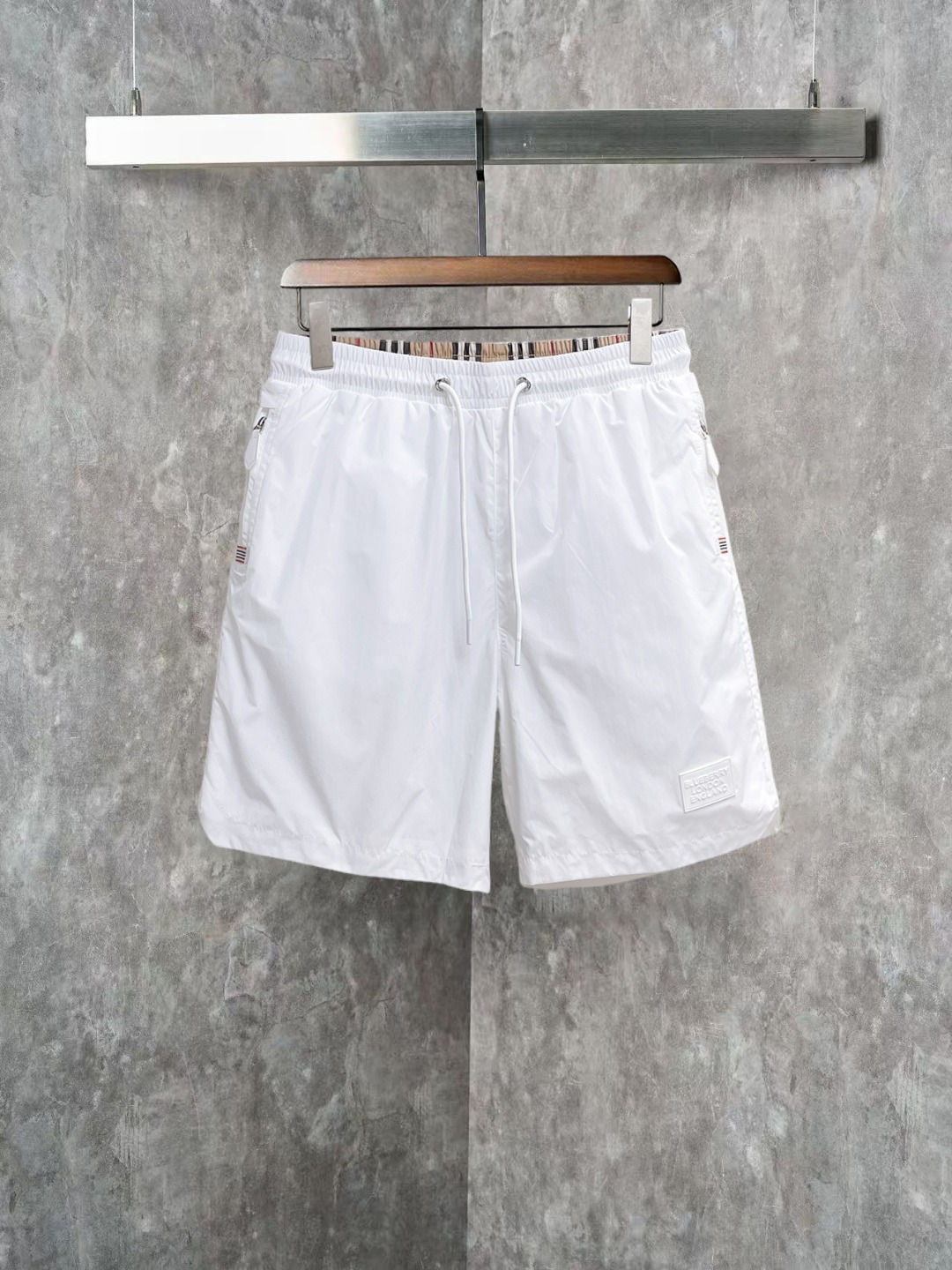 NO:845875,Burberry 2026 summer new original counter casual shorts, luxury classic brand original LOGO accessories, counter best-selling model. Very comfortable to wear, low-key yet luxurious, very classy to wear. Needless to say the trousers style and tailoring. The upper body is exquisite and high-end, first-class and top-quality materials. Really palace-level casual pants. The cotton of Turkey is selected for its outstanding quality. After heavy washing, the pants are very soft!  Don't be picky. The upper body is absolutely stylish and extremely luxurious. Please quote your height and weight when ordering sizes M-3XL.,,burberry,shorts,19860909巴宝莉 2026夏季新款原单专柜休闲短裤,奢华经典品牌原版LOGO配饰 专柜热销款 身穿着非常舒适 低调不失奢华 穿出去非常有档次 裤型款式和裁剪亦无需多言 上身精致跃然高档一等一顶级质料 真正殿堂级的休闲裤 选用土耳其的棉花品质卓然,经过重水洗使得裤子很柔软！不挑人 上身绝对的有型 极度奢华. 尺码M-3XL下单报身高体重.,,burberry,shorts,,Men's clothing