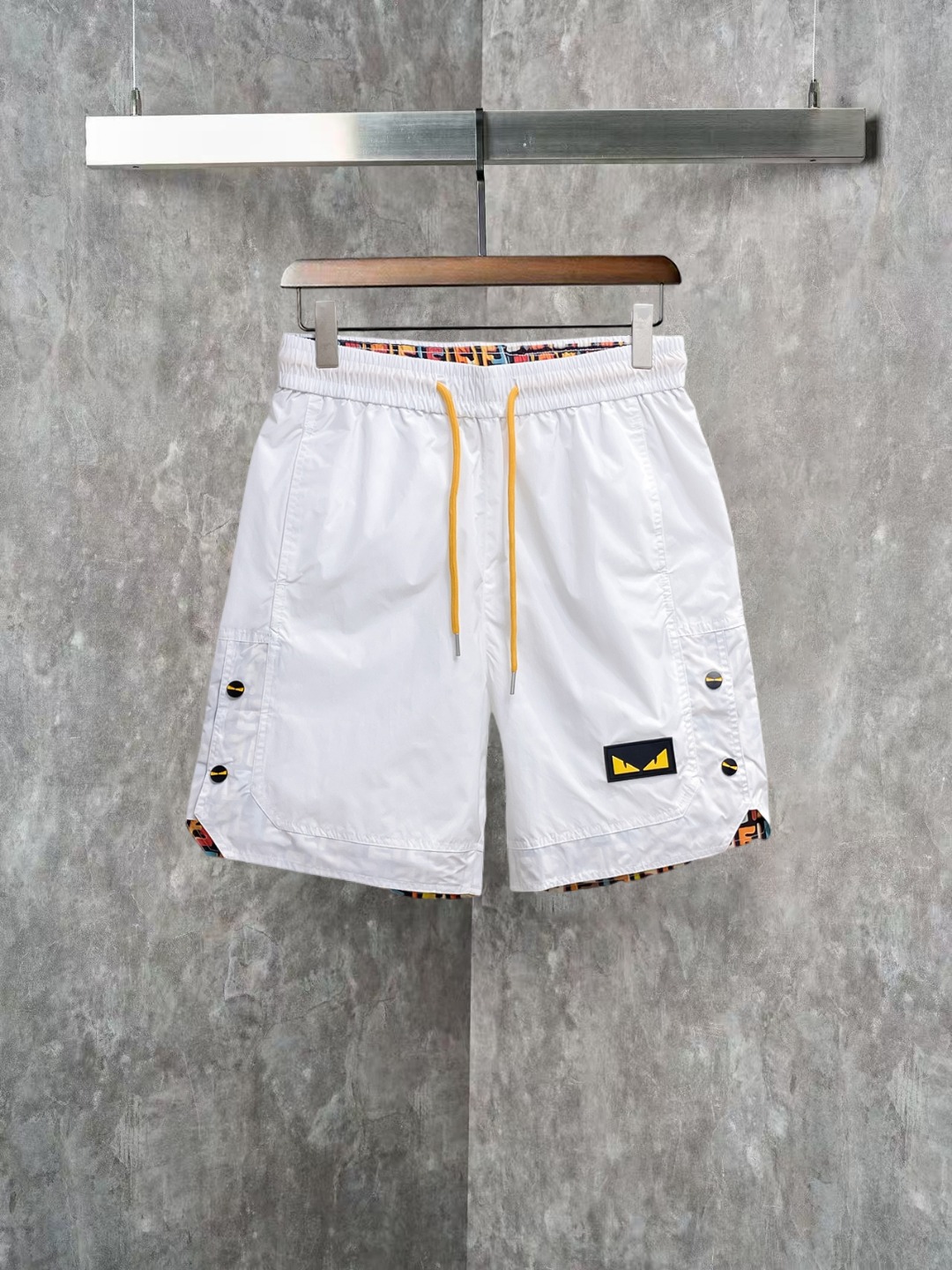 NO:845880,Fendi 2026 summer new original counter casual shorts, luxury classic brand original LOGO accessories, counter best-selling style, very comfortable to wear, low-key yet luxurious, very classy to wear. Needless to say the trousers style and tailoring, the upper body is exquisite and high-end, first-class and top-quality materials. Really palace-level casual pants. The cotton of Turkey is selected for its outstanding quality. After heavy washing, the pants are very soft!  Don't be picky, the upper body is absolutely stylish and extremely luxurious. Please quote your height and weight when ordering sizes M-3XL.,,fendi,shorts,19860909芬迪 2026夏季新款原单专柜休闲短裤,奢华经典品牌原版LOGO配饰 专柜热销款 身穿着非常舒适 低调不失奢华 穿出去非常有档次 裤型款式和裁剪亦无需多言 上身精致跃然高档一等一顶级质料 真正殿堂级的休闲裤 选用土耳其的棉花品质卓然,经过重水洗使得裤子很柔软！不挑人 上身绝对的有型 极度奢华. 尺码M-3XL下单报身高体重.,,fendi,shorts,,Men's clothing