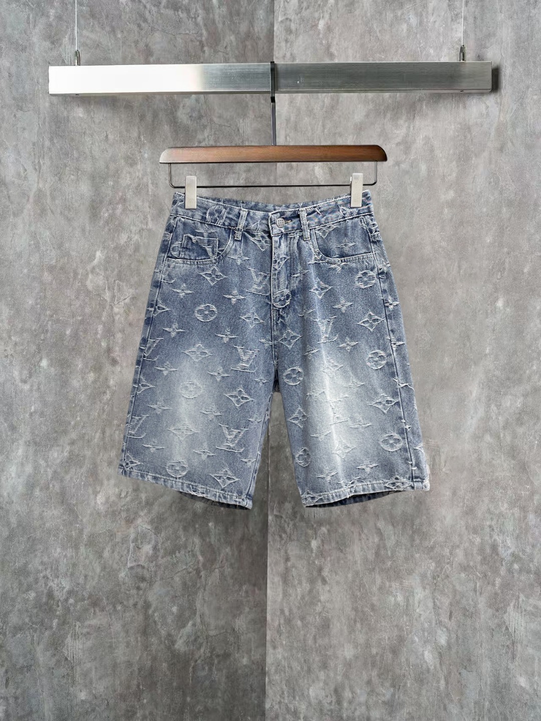 NO:845847,LV top-quality denim shorts 2026 spring and summer new arrival, original denim shorts, original heavy workmanship, brand classic LOGO design, complete with three standards!  Original hardware accessories. Customized denim fabrics at the counter, completely matched to the counter. You are welcome to try it on at the counter before buying. Don’t be afraid of comparing good products. Size M-3XL, Louis Vuitton, shorts,19860909LV 顶级货品牛仔短裤2026春夏新品,原单牛仔短裤 原版重工打造,品牌经典LOGO设计,三标齐全！原版五金辅料.专柜定制牛仔面料,完全对版专柜,欢迎专柜试穿后再购买,好货不怕比.码数M-3XL,,louis vuitton,shorts,,Men's clothing