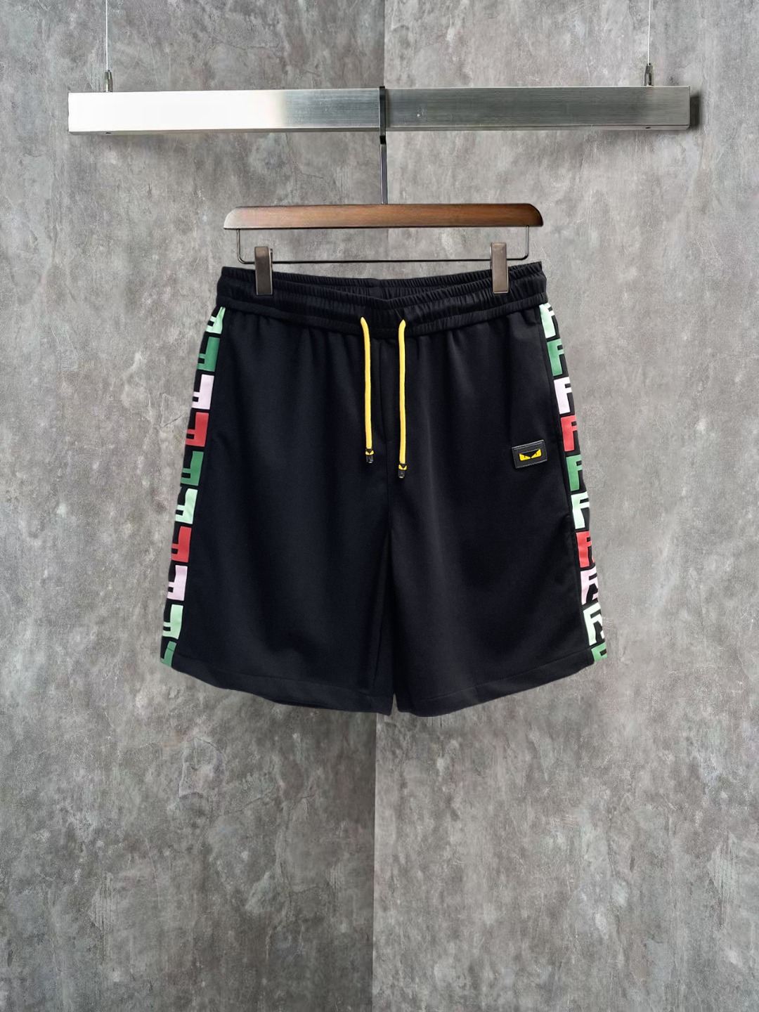 NO:845849,Fendi 2026 summer new original counter casual shorts, luxury classic brand original LOGO accessories, counter best-selling style, very comfortable to wear, low-key yet luxurious, very classy to wear. Needless to say the trousers style and tailoring, the upper body is exquisite and high-end, first-class and top-quality materials. Really palace-level casual pants. The cotton of Turkey is selected for its outstanding quality. After heavy washing, the pants are very soft!  Don't be picky, the upper body is absolutely stylish and extremely luxurious. Please quote your height and weight when ordering sizes M-3XL.,,fendi,shorts,19860909芬迪 2026夏季新款原单专柜休闲短裤,奢华经典品牌原版LOGO配饰 专柜热销款 身穿着非常舒适 低调不失奢华 穿出去非常有档次 裤型款式和裁剪亦无需多言 上身精致跃然高档一等一顶级质料 真正殿堂级的休闲裤 选用土耳其的棉花品质卓然,经过重水洗使得裤子很柔软！不挑人 上身绝对的有型 极度奢华. 尺码M-3XL下单报身高体重.,,fendi,shorts,,Men's clothing