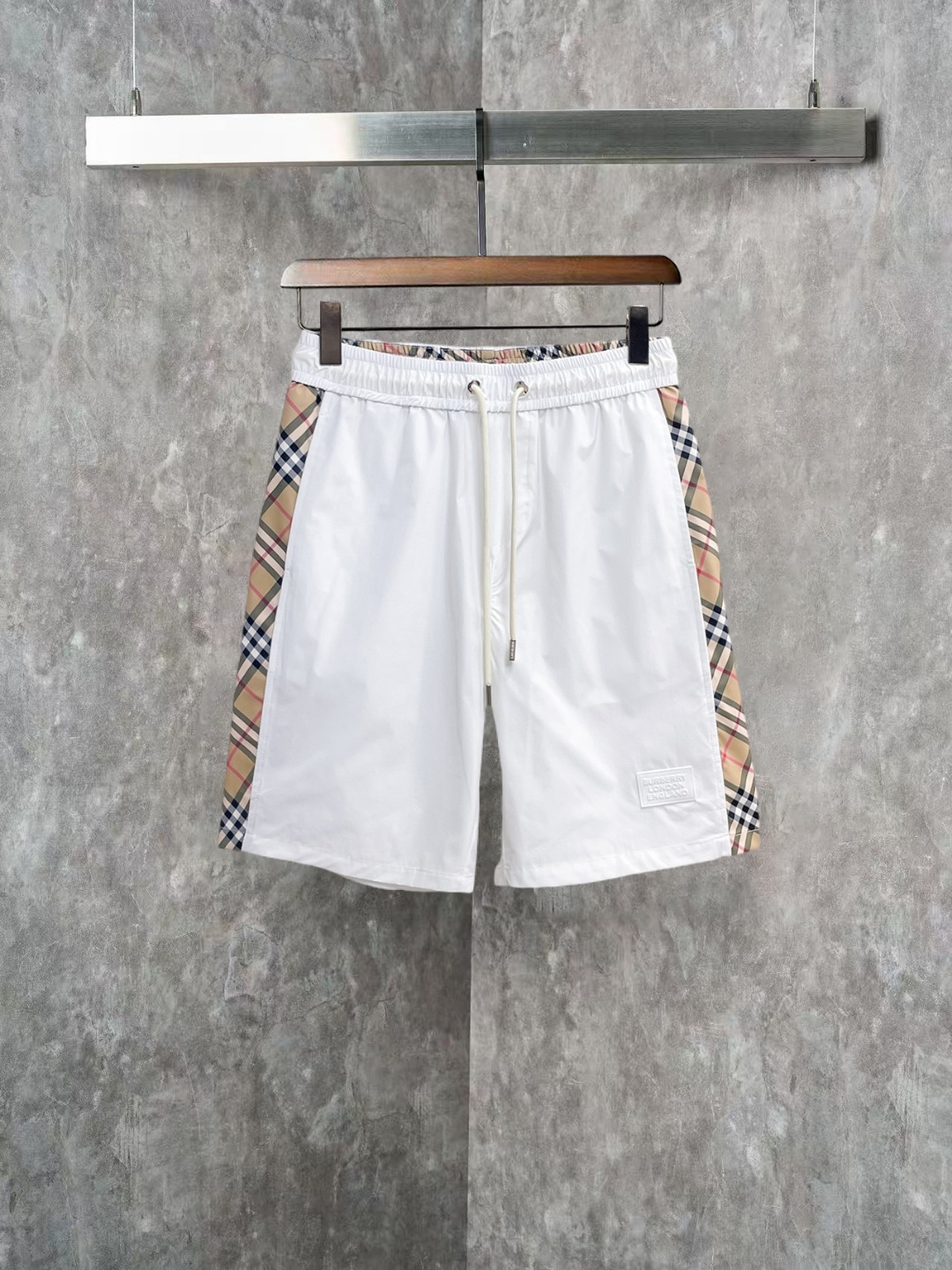 NO:845852,Burberry 2026 summer new original counter casual shorts, luxury classic brand original LOGO accessories, counter best-selling model. Very comfortable to wear, low-key yet luxurious, very classy to wear. Needless to say the trousers style and tailoring. The upper body is exquisite and high-end, first-class and top-quality materials. Really palace-level casual pants. The cotton of Turkey is selected for its outstanding quality. After heavy washing, the pants are very soft!  Don't be picky. The upper body is absolutely stylish and extremely luxurious. Please quote your height and weight when ordering sizes M-3XL.,,burberry,shorts,19860909巴宝莉 2026夏季新款原单专柜休闲短裤,奢华经典品牌原版LOGO配饰 专柜热销款 身穿着非常舒适 低调不失奢华 穿出去非常有档次 裤型款式和裁剪亦无需多言 上身精致跃然高档一等一顶级质料 真正殿堂级的休闲裤 选用土耳其的棉花品质卓然,经过重水洗使得裤子很柔软！不挑人 上身绝对的有型 极度奢华. 尺码M-3XL下单报身高体重.,,burberry,shorts,,Men's clothing