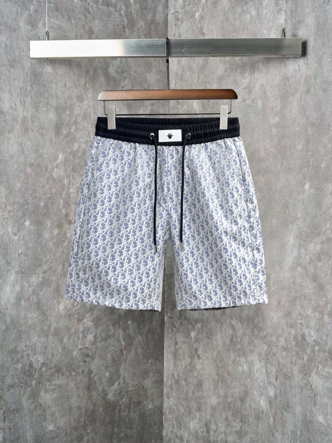 NO:845855,Dior's new 2026 summer original counter casual shorts, luxury classic brand original LOGO accessories, counter best-selling style, very comfortable to wear, low-key yet luxurious, very classy to wear. Needless to say the trousers style and tailoring, the upper body is exquisite and high-end, first-class and top-quality materials. Really palace-level casual pants. The cotton of Turkey is selected for its outstanding quality. After heavy washing, the pants are very soft!  Don't be picky. The upper body is absolutely stylish and extremely luxurious. Please state your height and weight when placing an order for sizes M-3XL.,,dior,shorts,19860909迪奥 2026夏季新款原单专柜休闲短裤,奢华经典品牌原版LOGO配饰 专柜热销款 身穿着非常舒适 低调不失奢华 穿出去非常有档次 裤型款式和裁剪亦无需多言 上身精致跃然高档一等一顶级质料 真正殿堂级的休闲裤 选用土耳其的棉花品质卓然,经过重水洗使得裤子很柔软！不挑人 上身绝对的有型 极度奢华. 尺码M-3XL下单报身高体重.,,dior,shorts,,Men's clothing