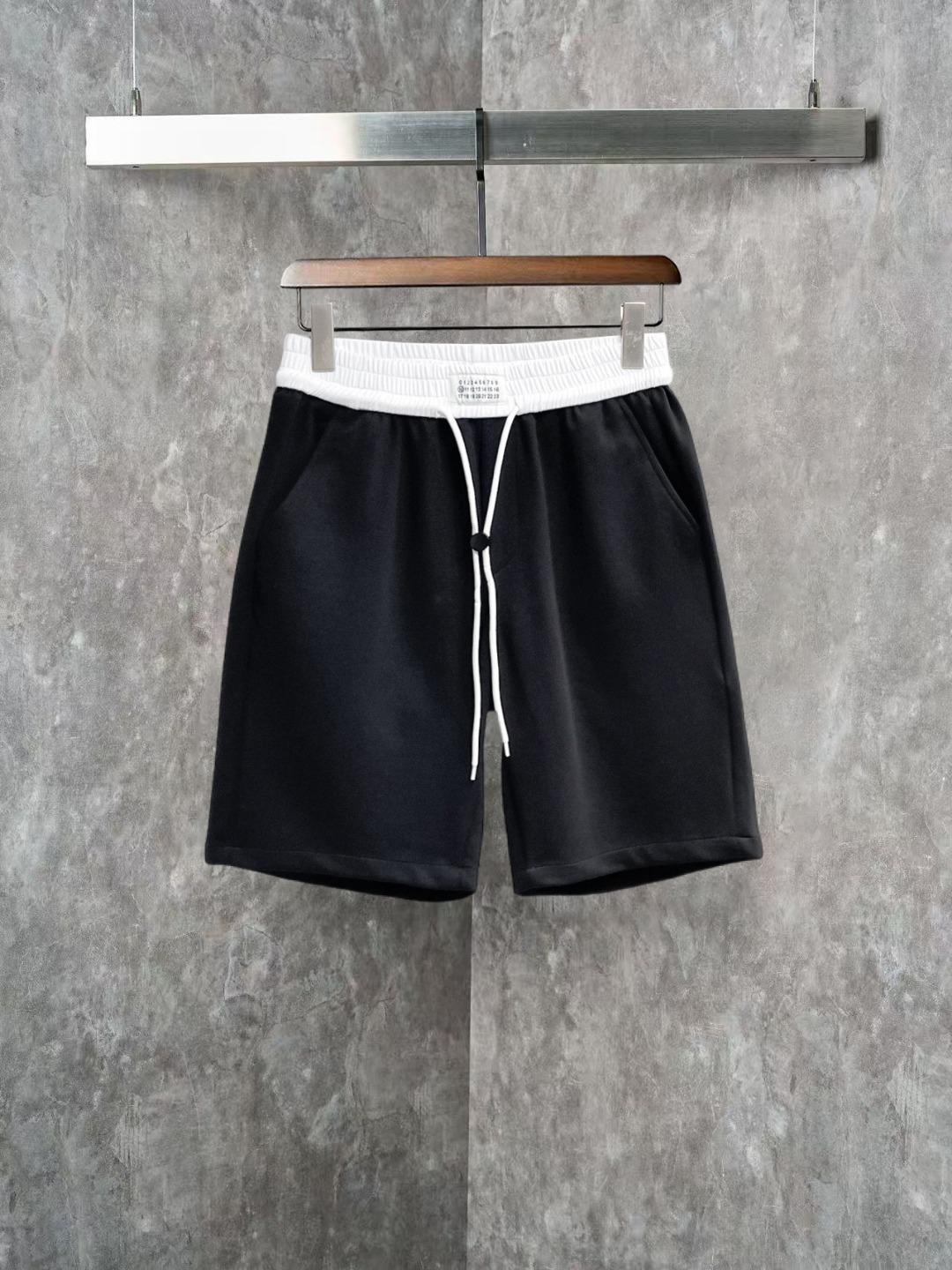 NO:845858,Margiela's 2026 summer new original counter casual shorts, luxury classic brand original LOGO accessories, counter best-selling style, very comfortable to wear, low-key yet luxurious, very classy to wear. Needless to say, the style and tailoring of the pants. The upper body is exquisite and high-end, made of first-class top quality materials. Really palace-level casual pants. The cotton of Turkey is selected for its outstanding quality. After heavy washing, the pants are very soft!  Don't be picky, the upper body is absolutely stylish and extremely luxurious. Please state your height and weight when ordering sizes M-3XL.,,masion margiela,shorts,19860909马吉拉 2026夏季新款原单专柜休闲短裤,奢华经典品牌原版LOGO配饰 专柜热销款 身穿着非常舒适 低调不失奢华 穿出去非常有档次 裤型款式和裁剪亦无需多言 上身精致跃然高档一等一顶级质料 真正殿堂级的休闲裤 选用土耳其的棉花品质卓然,经过重水洗使得裤子很柔软！不挑人 上身绝对的有型 极度奢华. 尺码M-3XL下单报身高体重.,,masion margiela,shorts,,Men's clothing