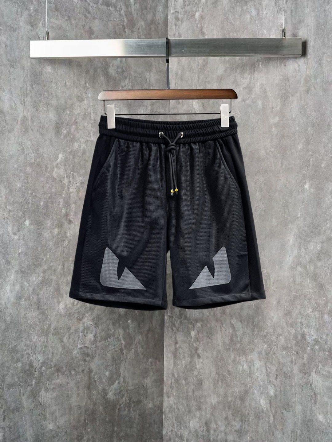 NO:845861,Fendi 2026 summer new original counter casual shorts, luxury classic brand original LOGO accessories, counter best-selling style, very comfortable to wear, low-key yet luxurious, very classy to wear. Needless to say the trousers style and tailoring, the upper body is exquisite and high-end, first-class and top-quality materials. Really palace-level casual pants. The cotton of Turkey is selected for its outstanding quality. After heavy washing, the pants are very soft!  Don't be picky, the upper body is absolutely stylish and extremely luxurious. Please quote your height and weight when ordering sizes M-3XL.,,fendi,shorts,19860909芬迪 2026夏季新款原单专柜休闲短裤,奢华经典品牌原版LOGO配饰 专柜热销款 身穿着非常舒适 低调不失奢华 穿出去非常有档次 裤型款式和裁剪亦无需多言 上身精致跃然高档一等一顶级质料 真正殿堂级的休闲裤 选用土耳其的棉花品质卓然,经过重水洗使得裤子很柔软！不挑人 上身绝对的有型 极度奢华. 尺码M-3XL下单报身高体重.,,fendi,shorts,,Men's clothing