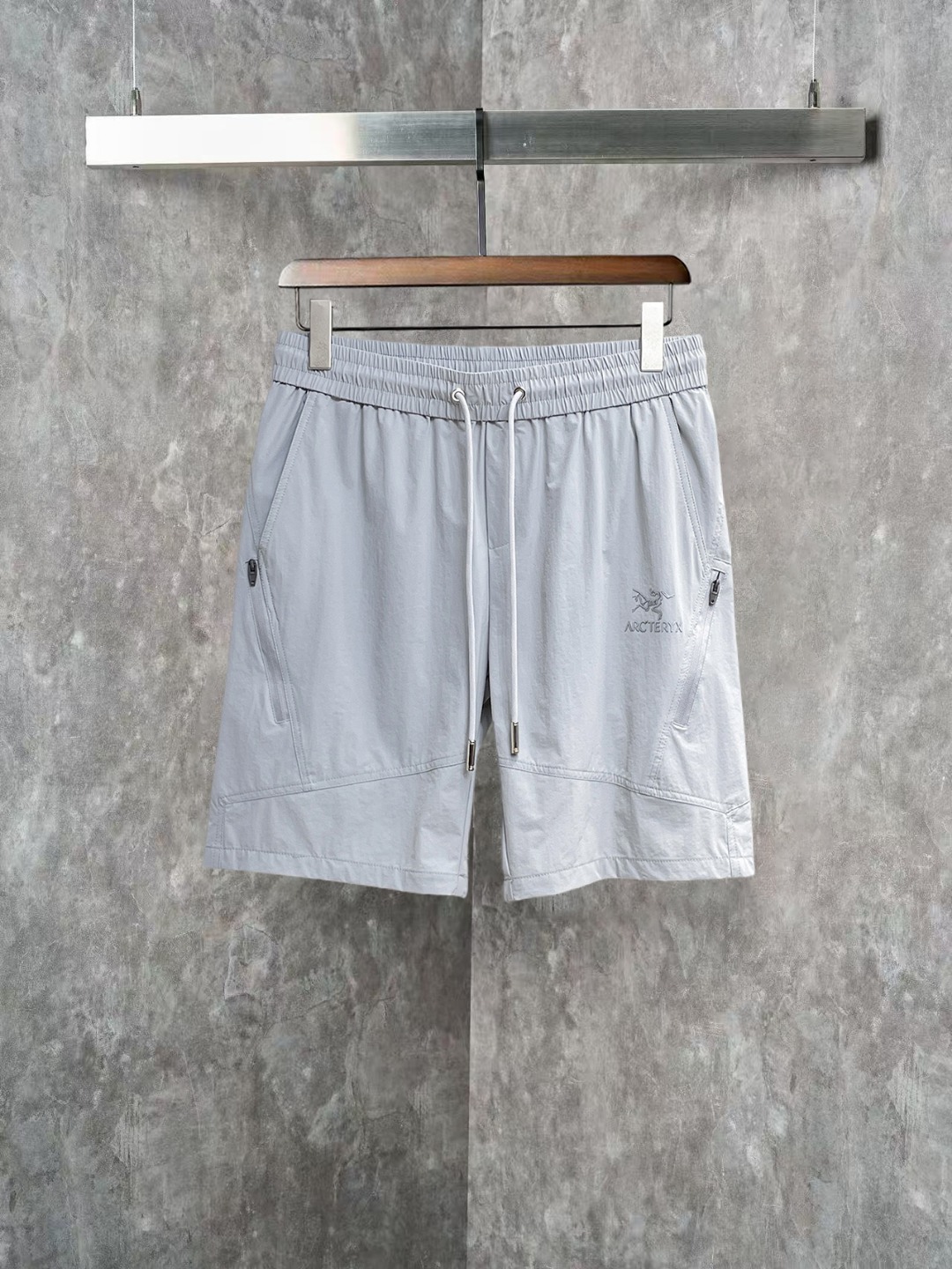 NO:845866,Arc'teryx 2026 summer new original counter casual shorts, luxury classic brand original LOGO accessories, counter best-selling model, very comfortable to wear, low-key yet luxurious, very classy to wear. Needless to say the trousers style and tailoring, the upper body is exquisite and high-end, first-class and top-quality materials. Really palace-level casual pants. The cotton of Turkey is of outstanding quality. After heavy washing, the pants are very soft!  Don't be picky, the upper body is absolutely stylish and extremely luxurious. Please state your height and weight when placing an order for sizes M-3XL.,arc'teryx,shorts,19860909始祖鸟 2026夏季新款原单专柜休闲短裤,奢华经典品牌原版LOGO配饰 专柜热销款 身穿着非常舒适 低调不失奢华 穿出去非常有档次 裤型款式和裁剪亦无需多言 上身精致跃然高档一等一顶级质料 真正殿堂级的休闲裤 选用土耳其的棉花品质卓然,经过重水洗使得裤子很柔软！不挑人 上身绝对的有型 极度奢华. 尺码M-3XL下单报身高体重.,arc'teryx,shorts,,Men's clothing