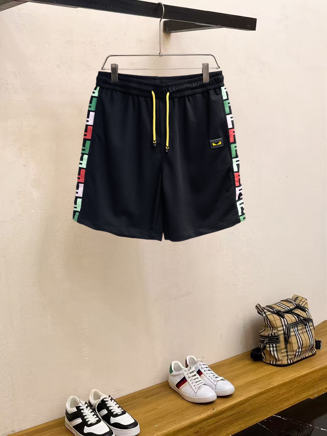 NO:857640,Fendi 2026 summer new original counter casual shorts, luxury classic brand original LOGO accessories, counter best-selling style, very comfortable to wear, low-key yet luxurious, very classy to wear. Needless to say the trousers style and tailoring, the upper body is exquisite and high-end, first-class and top-quality materials. Really palace-level casual pants. The cotton of Turkey is selected for its outstanding quality. After heavy washing, the pants are very soft!  Don't be picky, the upper body is absolutely stylish and extremely luxurious. Please quote your height and weight when ordering sizes M-3XL.,,fendi,shorts,19860909芬迪 2026夏季新款原单专柜休闲短裤,奢华经典品牌原版LOGO配饰 专柜热销款 身穿着非常舒适 低调不失奢华 穿出去非常有档次 裤型款式和裁剪亦无需多言 上身精致跃然高档一等一顶级质料 真正殿堂级的休闲裤 选用土耳其的棉花品质卓然,经过重水洗使得裤子很柔软！不挑人 上身绝对的有型 极度奢华. 尺码M-3XL下单报身高体重.,,fendi,shorts,,Men's clothing