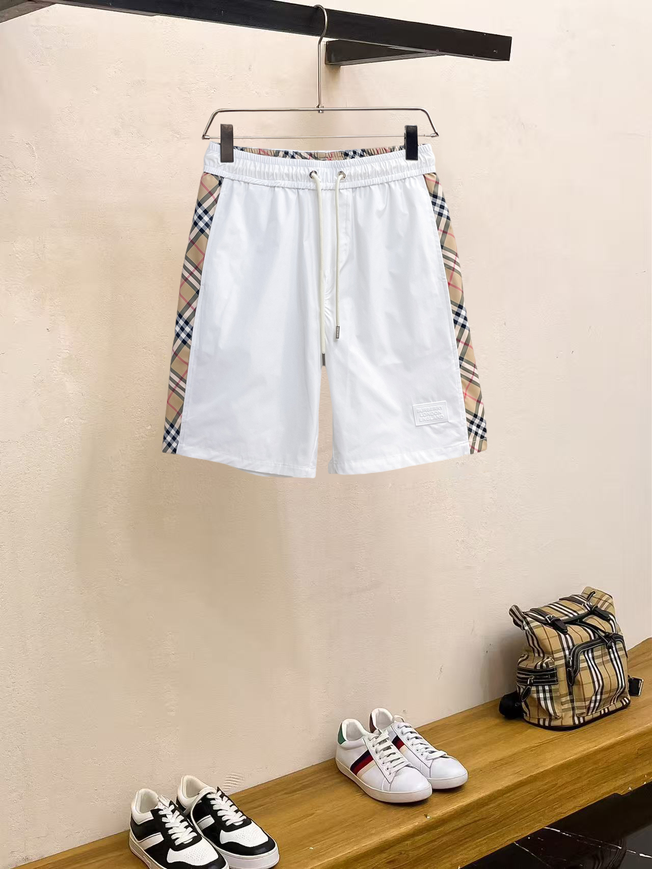 NO:857652,Burberry 2026 summer new original counter casual shorts, luxury classic brand original LOGO accessories, counter best-selling model. Very comfortable to wear, low-key yet luxurious, very classy to wear. Needless to say the trousers style and tailoring. The upper body is exquisite and high-end, first-class and top-quality materials. Really palace-level casual pants. The cotton of Turkey is selected for its outstanding quality. After heavy washing, the pants are very soft!  Don't be picky. The upper body is absolutely stylish and extremely luxurious. Please quote your height and weight when ordering sizes M-3XL.,,burberry,shorts,19860909巴宝莉 2026夏季新款原单专柜休闲短裤,奢华经典品牌原版LOGO配饰 专柜热销款 身穿着非常舒适 低调不失奢华 穿出去非常有档次 裤型款式和裁剪亦无需多言 上身精致跃然高档一等一顶级质料 真正殿堂级的休闲裤 选用土耳其的棉花品质卓然,经过重水洗使得裤子很柔软！不挑人 上身绝对的有型 极度奢华. 尺码M-3XL下单报身高体重.,,burberry,shorts,,Men's clothing