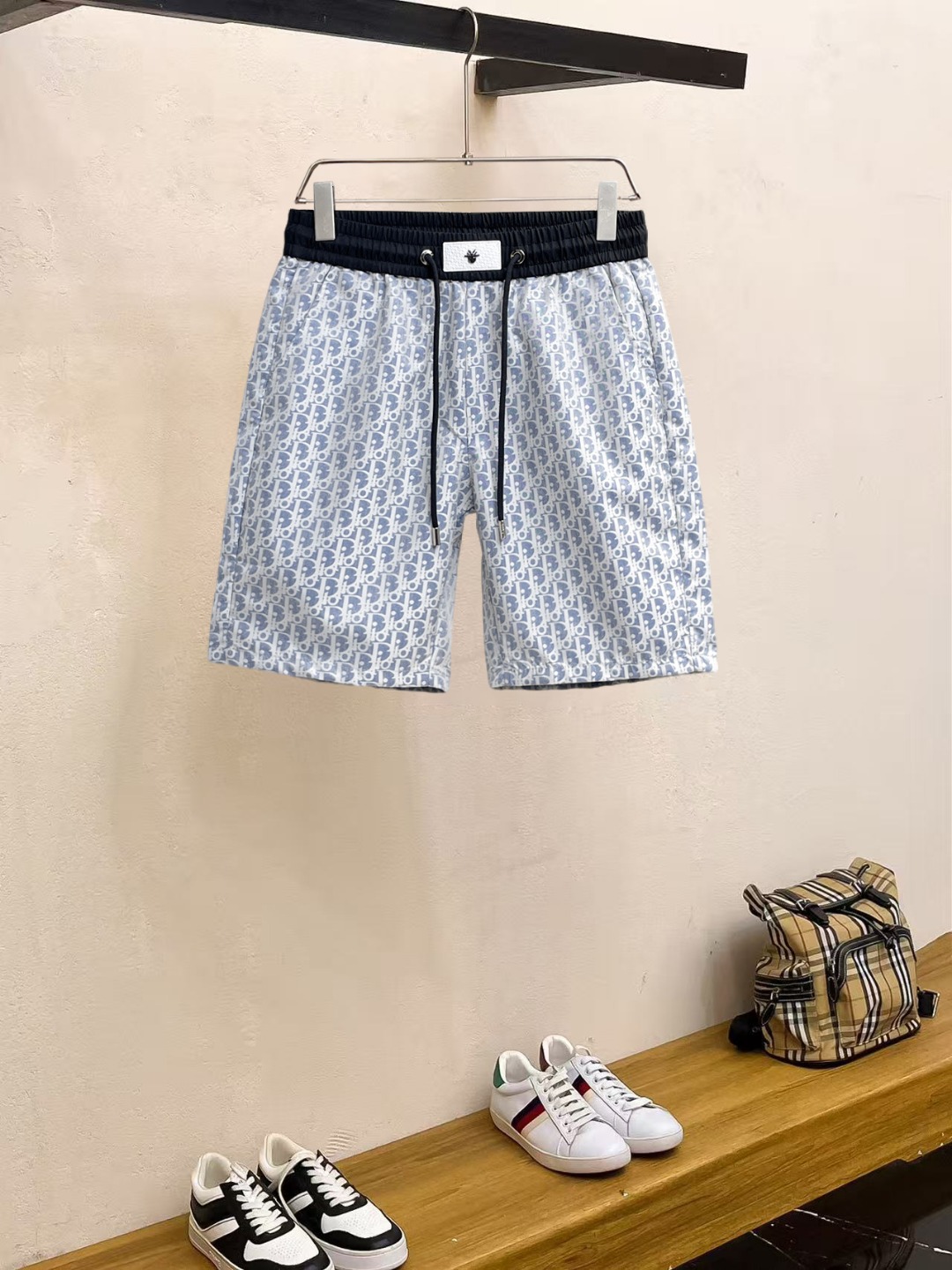 NO:857664,Dior's new 2026 summer original counter casual shorts, luxury classic brand original LOGO accessories, counter best-selling style, very comfortable to wear, low-key yet luxurious, very classy to wear. Needless to say the trousers style and tailoring, the upper body is exquisite and high-end, first-class and top-quality materials. Really palace-level casual pants. The cotton of Turkey is selected for its outstanding quality. After heavy washing, the pants are very soft!  Don't be picky. The upper body is absolutely stylish and extremely luxurious. Please state your height and weight when placing an order for sizes M-3XL.,,dior,shorts,19860909迪奥 2026夏季新款原单专柜休闲短裤,奢华经典品牌原版LOGO配饰 专柜热销款 身穿着非常舒适 低调不失奢华 穿出去非常有档次 裤型款式和裁剪亦无需多言 上身精致跃然高档一等一顶级质料 真正殿堂级的休闲裤 选用土耳其的棉花品质卓然,经过重水洗使得裤子很柔软！不挑人 上身绝对的有型 极度奢华. 尺码M-3XL下单报身高体重.,,dior,shorts,,Men's clothing