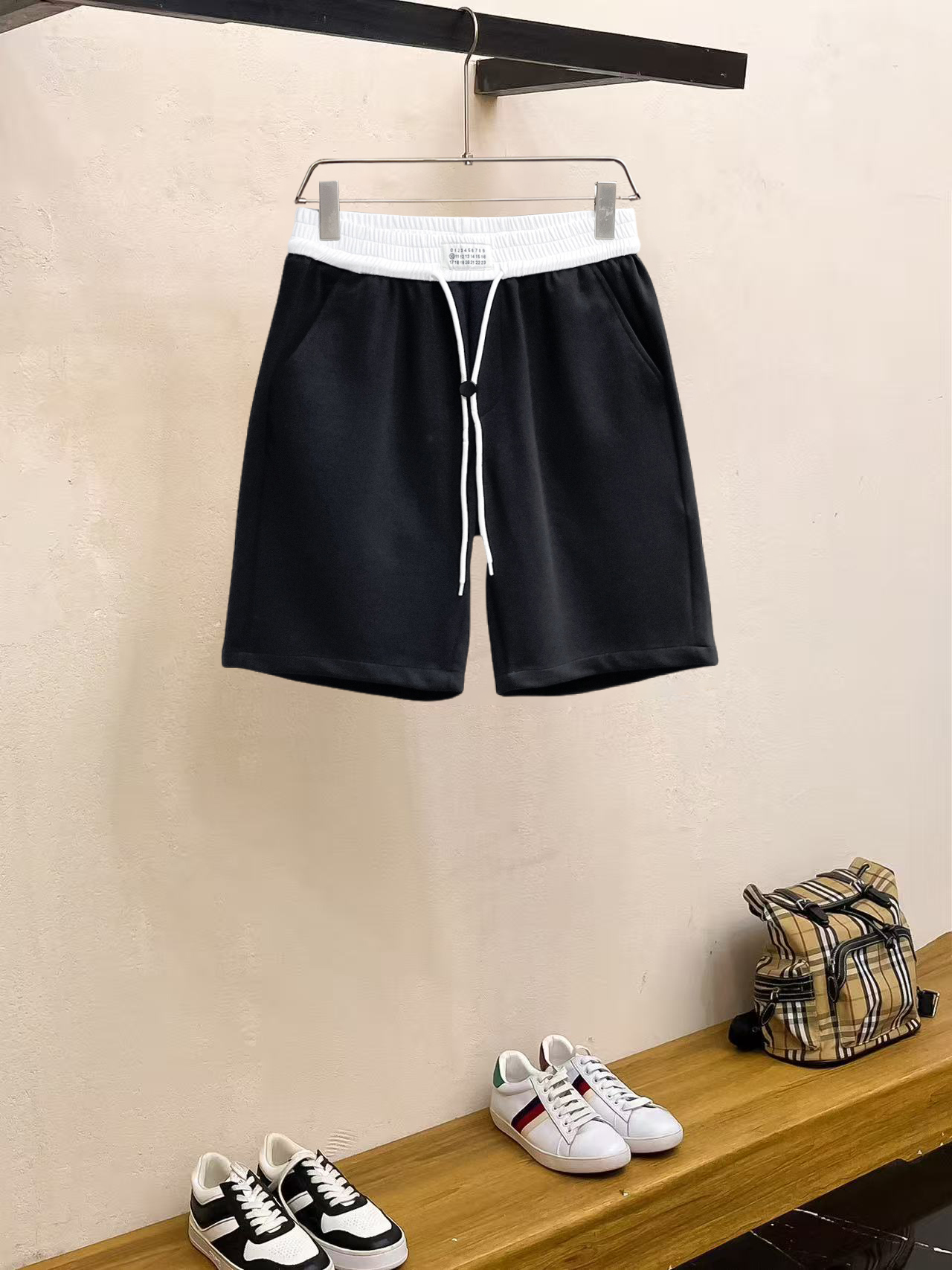 NO:857674,Margiela's 2026 summer new original counter casual shorts, luxury classic brand original LOGO accessories, counter best-selling style, very comfortable to wear, low-key yet luxurious, very classy to wear. Needless to say, the style and tailoring of the pants. The upper body is exquisite and high-end, made of first-class top quality materials. Really palace-level casual pants. The cotton of Turkey is selected for its outstanding quality. After heavy washing, the pants are very soft!  Don't be picky, the upper body is absolutely stylish and extremely luxurious. Please state your height and weight when ordering sizes M-3XL.,,masion margiela,shorts,19860909马吉拉 2026夏季新款原单专柜休闲短裤,奢华经典品牌原版LOGO配饰 专柜热销款 身穿着非常舒适 低调不失奢华 穿出去非常有档次 裤型款式和裁剪亦无需多言 上身精致跃然高档一等一顶级质料 真正殿堂级的休闲裤 选用土耳其的棉花品质卓然,经过重水洗使得裤子很柔软！不挑人 上身绝对的有型 极度奢华. 尺码M-3XL下单报身高体重.,,masion margiela,shorts,,Men's clothing