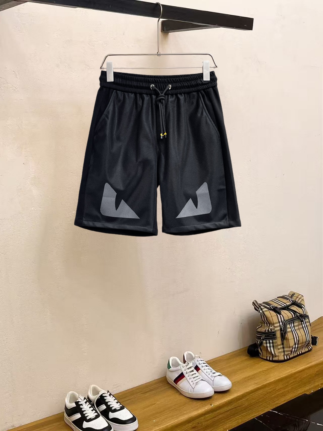 NO:857580,Fendi 2026 summer new original counter casual shorts, luxury classic brand original LOGO accessories, counter best-selling style, very comfortable to wear, low-key yet luxurious, very classy to wear. Needless to say the trousers style and tailoring, the upper body is exquisite and high-end, first-class and top-quality materials. Really palace-level casual pants. The cotton of Turkey is selected for its outstanding quality. After heavy washing, the pants are very soft!  Don't be picky, the upper body is absolutely stylish and extremely luxurious. Please quote your height and weight when ordering sizes M-3XL.,,fendi,shorts,19860909芬迪 2026夏季新款原单专柜休闲短裤,奢华经典品牌原版LOGO配饰 专柜热销款 身穿着非常舒适 低调不失奢华 穿出去非常有档次 裤型款式和裁剪亦无需多言 上身精致跃然高档一等一顶级质料 真正殿堂级的休闲裤 选用土耳其的棉花品质卓然,经过重水洗使得裤子很柔软！不挑人 上身绝对的有型 极度奢华. 尺码M-3XL下单报身高体重.,,fendi,shorts,,Men's clothing