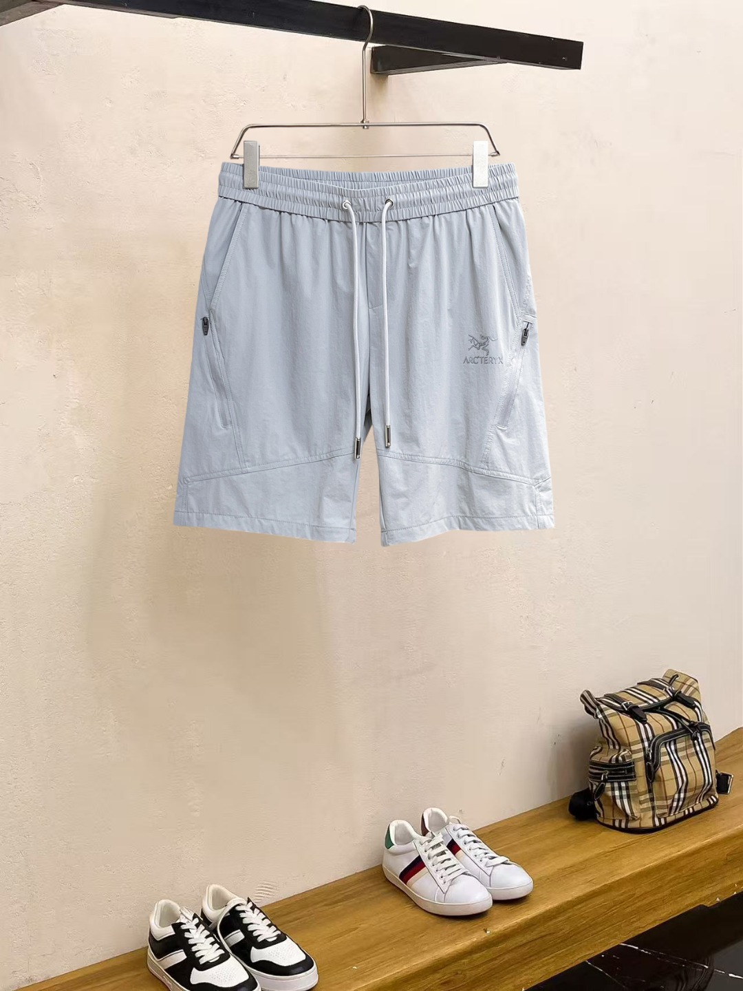 NO:857586,Arc'teryx 2026 summer new original counter casual shorts, luxury classic brand original LOGO accessories, counter best-selling model, very comfortable to wear, low-key yet luxurious, very classy to wear. Needless to say the trousers style and tailoring, the upper body is exquisite and high-end, first-class and top-quality materials. Really palace-level casual pants. The cotton of Turkey is of outstanding quality. After heavy washing, the pants are very soft!  Don't be picky, the upper body is absolutely stylish and extremely luxurious. Please state your height and weight when placing an order for sizes M-3XL.,arc'teryx,shorts,19860909始祖鸟 2026夏季新款原单专柜休闲短裤,奢华经典品牌原版LOGO配饰 专柜热销款 身穿着非常舒适 低调不失奢华 穿出去非常有档次 裤型款式和裁剪亦无需多言 上身精致跃然高档一等一顶级质料 真正殿堂级的休闲裤 选用土耳其的棉花品质卓然,经过重水洗使得裤子很柔软！不挑人 上身绝对的有型 极度奢华. 尺码M-3XL下单报身高体重.,arc'teryx,shorts,,Men's clothing