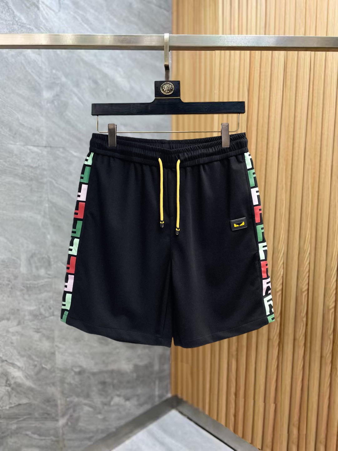 NO:876125,Fendi 2026 summer new original counter casual shorts, luxury classic brand original LOGO accessories, counter best-selling style, very comfortable to wear, low-key yet luxurious, very classy to wear. Needless to say the trousers style and tailoring, the upper body is exquisite and high-end, first-class and top-quality materials. Really palace-level casual pants. The cotton of Turkey is selected for its outstanding quality. After heavy washing, the pants are very soft!  Don't be picky, the upper body is absolutely stylish and extremely luxurious. Please quote your height and weight when ordering sizes M-3XL.,,fendi,shorts,19860909芬迪 2026夏季新款原单专柜休闲短裤,奢华经典品牌原版LOGO配饰 专柜热销款 身穿着非常舒适 低调不失奢华 穿出去非常有档次 裤型款式和裁剪亦无需多言 上身精致跃然高档一等一顶级质料 真正殿堂级的休闲裤 选用土耳其的棉花品质卓然,经过重水洗使得裤子很柔软！不挑人 上身绝对的有型 极度奢华. 尺码M-3XL下单报身高体重.,,fendi,shorts,,Men's clothing