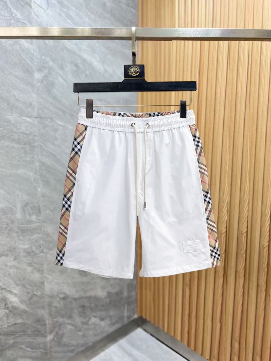 NO:876131,Burberry 2026 summer new original counter casual shorts, luxury classic brand original LOGO accessories, counter best-selling model. Very comfortable to wear, low-key yet luxurious, very classy to wear. Needless to say the trousers style and tailoring. The upper body is exquisite and high-end, first-class and top-quality materials. Really palace-level casual pants. The cotton of Turkey is selected for its outstanding quality. After heavy washing, the pants are very soft!  Don't be picky. The upper body is absolutely stylish and extremely luxurious. Please quote your height and weight when ordering sizes M-3XL.,,burberry,shorts,19860909巴宝莉 2026夏季新款原单专柜休闲短裤,奢华经典品牌原版LOGO配饰 专柜热销款 身穿着非常舒适 低调不失奢华 穿出去非常有档次 裤型款式和裁剪亦无需多言 上身精致跃然高档一等一顶级质料 真正殿堂级的休闲裤 选用土耳其的棉花品质卓然,经过重水洗使得裤子很柔软！不挑人 上身绝对的有型 极度奢华. 尺码M-3XL下单报身高体重.,,burberry,shorts,,Men's clothing
