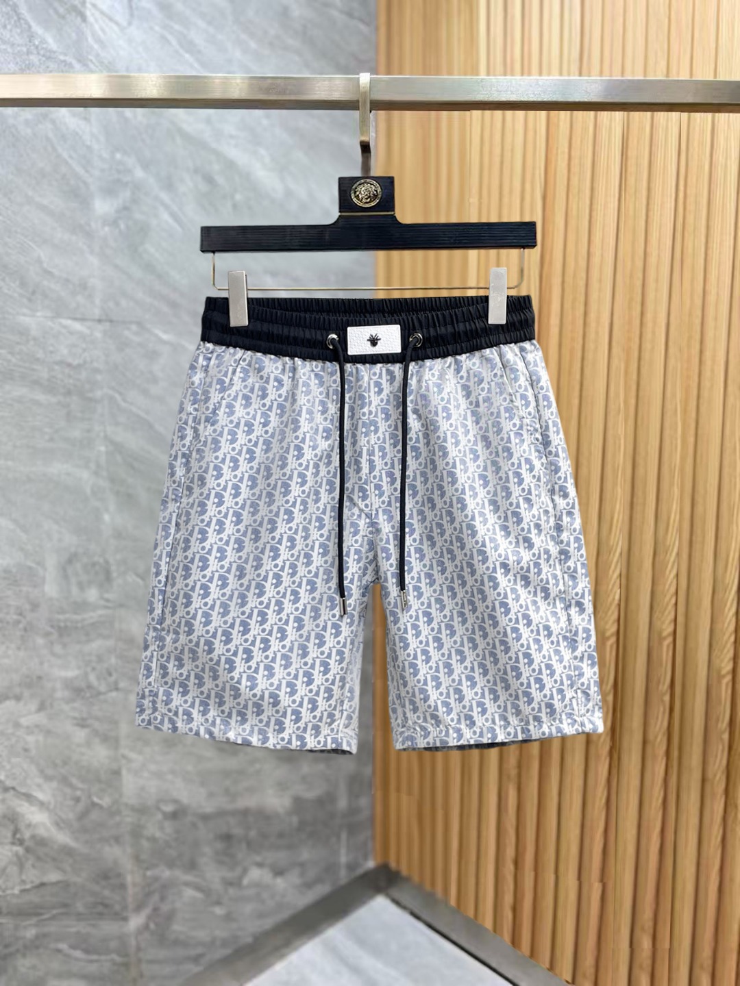 NO:876137,Dior's new 2026 summer original counter casual shorts, luxury classic brand original LOGO accessories, counter best-selling style, very comfortable to wear, low-key yet luxurious, very classy to wear. Needless to say the trousers style and tailoring, the upper body is exquisite and high-end, first-class and top-quality materials. Really palace-level casual pants. The cotton of Turkey is selected for its outstanding quality. After heavy washing, the pants are very soft!  Don't be picky. The upper body is absolutely stylish and extremely luxurious. Please state your height and weight when placing an order for sizes M-3XL.,,dior,shorts,19860909迪奥 2026夏季新款原单专柜休闲短裤,奢华经典品牌原版LOGO配饰 专柜热销款 身穿着非常舒适 低调不失奢华 穿出去非常有档次 裤型款式和裁剪亦无需多言 上身精致跃然高档一等一顶级质料 真正殿堂级的休闲裤 选用土耳其的棉花品质卓然,经过重水洗使得裤子很柔软！不挑人 上身绝对的有型 极度奢华. 尺码M-3XL下单报身高体重.,,dior,shorts,,Men's clothing