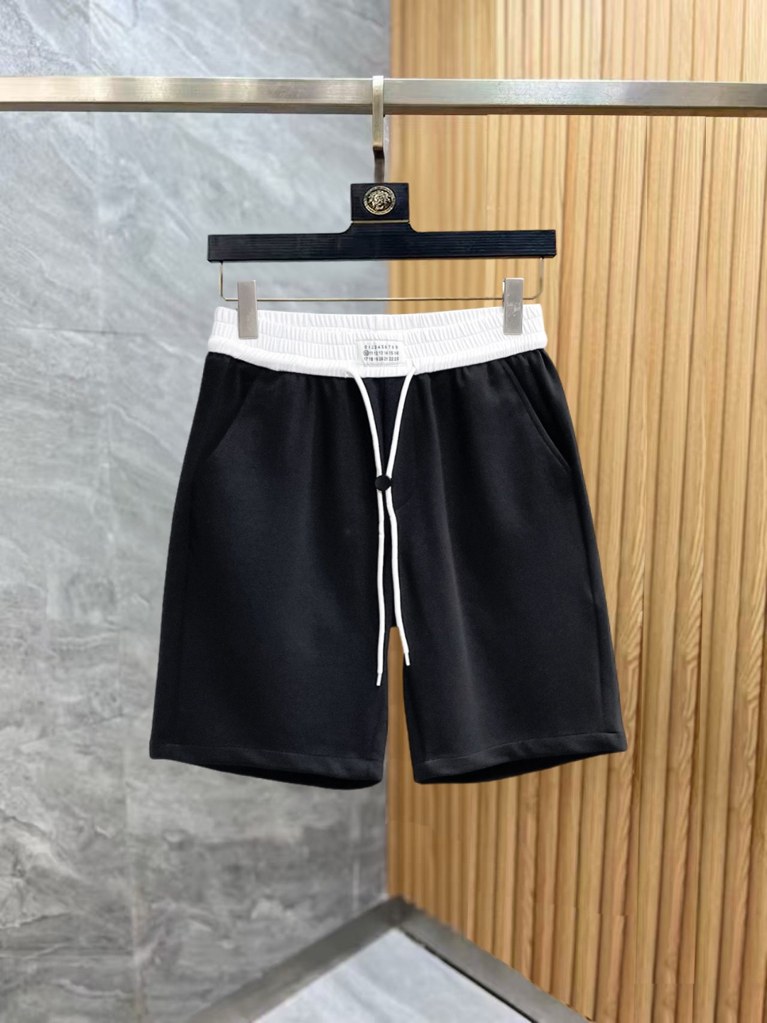 NO:876143,Margiela's 2026 summer new original counter casual shorts, luxury classic brand original LOGO accessories, counter best-selling style, very comfortable to wear, low-key yet luxurious, very classy to wear. Needless to say, the style and tailoring of the pants. The upper body is exquisite and high-end, made of first-class top quality materials. Really palace-level casual pants. The cotton of Turkey is selected for its outstanding quality. After heavy washing, the pants are very soft!  Don't be picky, the upper body is absolutely stylish and extremely luxurious. Please state your height and weight when ordering sizes M-3XL.,,masion margiela,shorts,19860909马吉拉 2026夏季新款原单专柜休闲短裤,奢华经典品牌原版LOGO配饰 专柜热销款 身穿着非常舒适 低调不失奢华 穿出去非常有档次 裤型款式和裁剪亦无需多言 上身精致跃然高档一等一顶级质料 真正殿堂级的休闲裤 选用土耳其的棉花品质卓然,经过重水洗使得裤子很柔软！不挑人 上身绝对的有型 极度奢华. 尺码M-3XL下单报身高体重.,,masion margiela,shorts,,Men's clothing