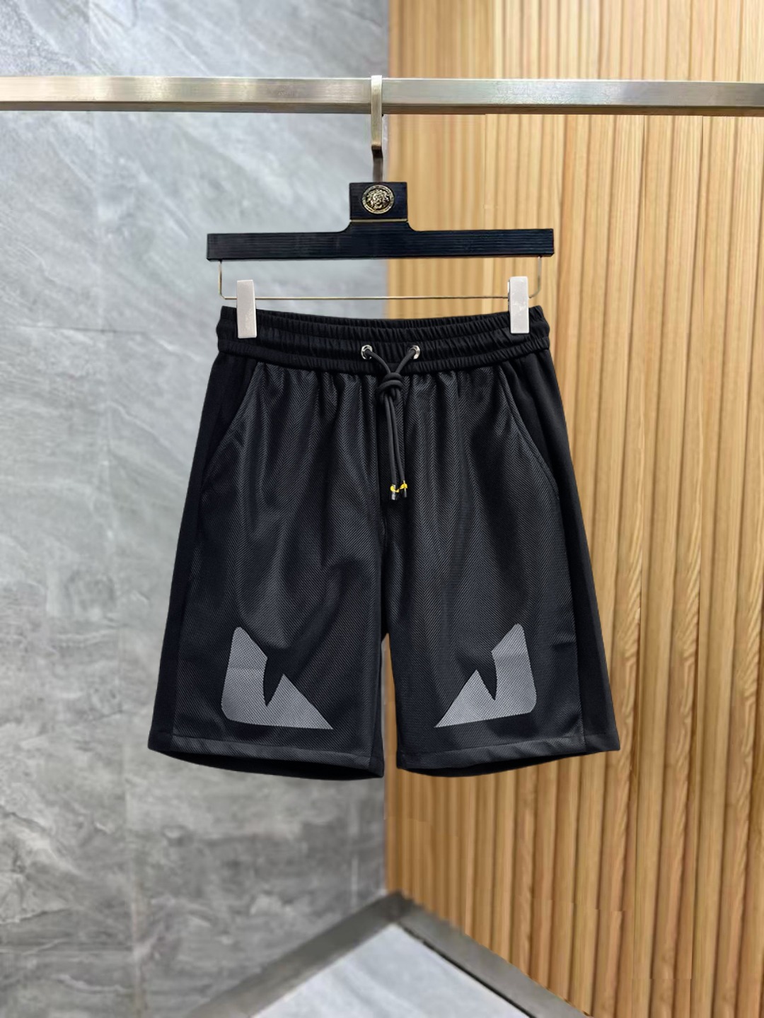 NO:876149,Fendi 2026 summer new original counter casual shorts, luxury classic brand original LOGO accessories, counter best-selling style, very comfortable to wear, low-key yet luxurious, very classy to wear. Needless to say the trousers style and tailoring, the upper body is exquisite and high-end, first-class and top-quality materials. Really palace-level casual pants. The cotton of Turkey is selected for its outstanding quality. After heavy washing, the pants are very soft!  Don't be picky, the upper body is absolutely stylish and extremely luxurious. Please quote your height and weight when ordering sizes M-3XL.,,fendi,shorts,19860909芬迪 2026夏季新款原单专柜休闲短裤,奢华经典品牌原版LOGO配饰 专柜热销款 身穿着非常舒适 低调不失奢华 穿出去非常有档次 裤型款式和裁剪亦无需多言 上身精致跃然高档一等一顶级质料 真正殿堂级的休闲裤 选用土耳其的棉花品质卓然,经过重水洗使得裤子很柔软！不挑人 上身绝对的有型 极度奢华. 尺码M-3XL下单报身高体重.,,fendi,shorts,,Men's clothing