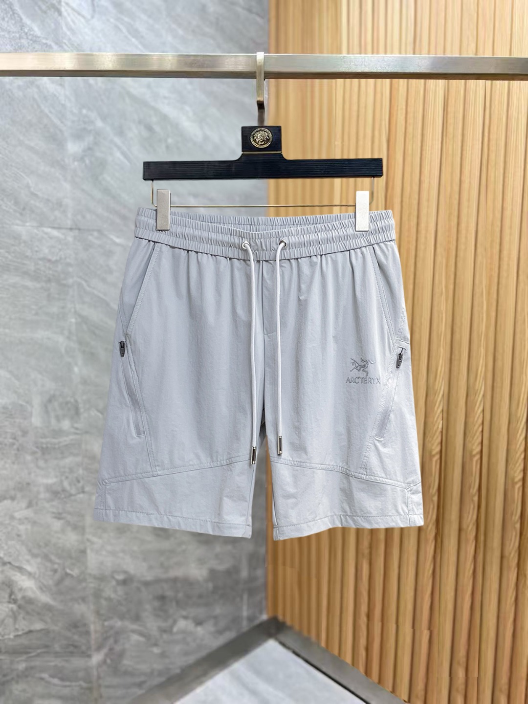 NO:876156,Arc'teryx 2026 summer new original counter casual shorts, luxury classic brand original LOGO accessories, counter best-selling model, very comfortable to wear, low-key yet luxurious, very classy to wear. Needless to say the trousers style and tailoring, the upper body is exquisite and high-end, first-class and top-quality materials. Really palace-level casual pants. The cotton of Turkey is of outstanding quality. After heavy washing, the pants are very soft!  Don't be picky, the upper body is absolutely stylish and extremely luxurious. Please state your height and weight when placing an order for sizes M-3XL.,arc'teryx,shorts,19860909始祖鸟 2026夏季新款原单专柜休闲短裤,奢华经典品牌原版LOGO配饰 专柜热销款 身穿着非常舒适 低调不失奢华 穿出去非常有档次 裤型款式和裁剪亦无需多言 上身精致跃然高档一等一顶级质料 真正殿堂级的休闲裤 选用土耳其的棉花品质卓然,经过重水洗使得裤子很柔软！不挑人 上身绝对的有型 极度奢华. 尺码M-3XL下单报身高体重.,arc'teryx,shorts,,Men's clothing