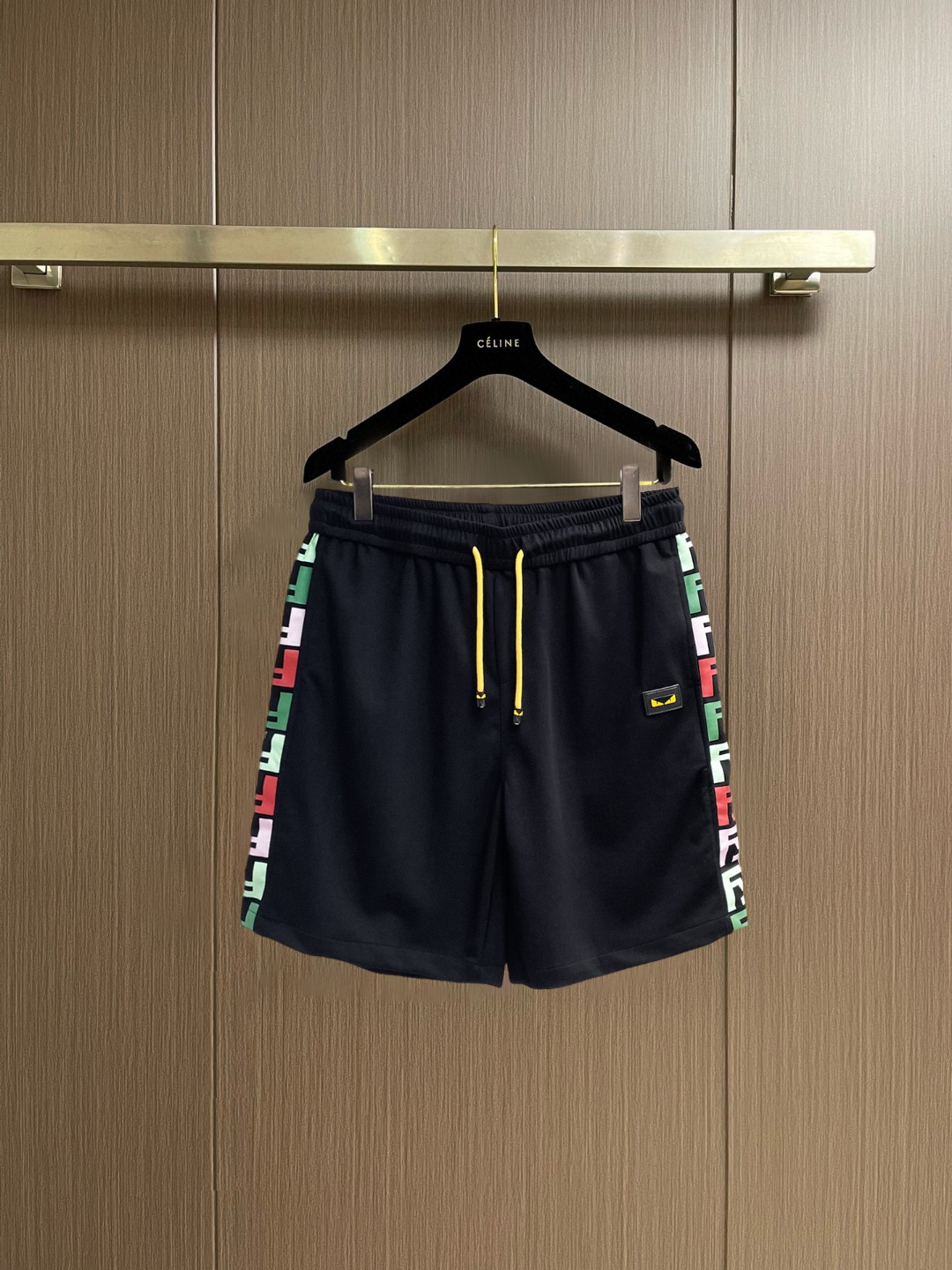 NO:847730,Fendi 2026 summer new original counter casual shorts, luxury classic brand original LOGO accessories, counter best-selling style, very comfortable to wear, low-key yet luxurious, very classy to wear. Needless to say the trousers style and tailoring, the upper body is exquisite and high-end, first-class and top-quality materials. Really palace-level casual pants. The cotton of Turkey is selected for its outstanding quality. After heavy washing, the pants are very soft!  Don't be picky, the upper body is absolutely stylish and extremely luxurious. Please quote your height and weight when ordering sizes M-3XL.,,fendi,shorts,19860909芬迪 2026夏季新款原单专柜休闲短裤,奢华经典品牌原版LOGO配饰 专柜热销款 身穿着非常舒适 低调不失奢华 穿出去非常有档次 裤型款式和裁剪亦无需多言 上身精致跃然高档一等一顶级质料 真正殿堂级的休闲裤 选用土耳其的棉花品质卓然,经过重水洗使得裤子很柔软！不挑人 上身绝对的有型 极度奢华. 尺码M-3XL下单报身高体重.,,fendi,shorts,,Men's clothing