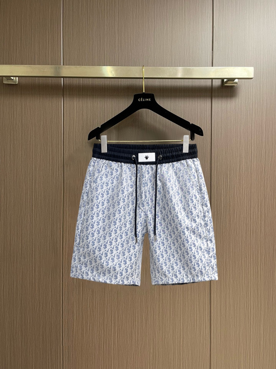 NO:847737,Dior's new 2026 summer original counter casual shorts, luxury classic brand original LOGO accessories, counter best-selling style, very comfortable to wear, low-key yet luxurious, very classy to wear. Needless to say the trousers style and tailoring, the upper body is exquisite and high-end, first-class and top-quality materials. Really palace-level casual pants. The cotton of Turkey is selected for its outstanding quality. After heavy washing, the pants are very soft!  Don't be picky. The upper body is absolutely stylish and extremely luxurious. Please state your height and weight when placing an order for sizes M-3XL.,,dior,shorts,19860909迪奥 2026夏季新款原单专柜休闲短裤,奢华经典品牌原版LOGO配饰 专柜热销款 身穿着非常舒适 低调不失奢华 穿出去非常有档次 裤型款式和裁剪亦无需多言 上身精致跃然高档一等一顶级质料 真正殿堂级的休闲裤 选用土耳其的棉花品质卓然,经过重水洗使得裤子很柔软！不挑人 上身绝对的有型 极度奢华. 尺码M-3XL下单报身高体重.,,dior,shorts,,Men's clothing