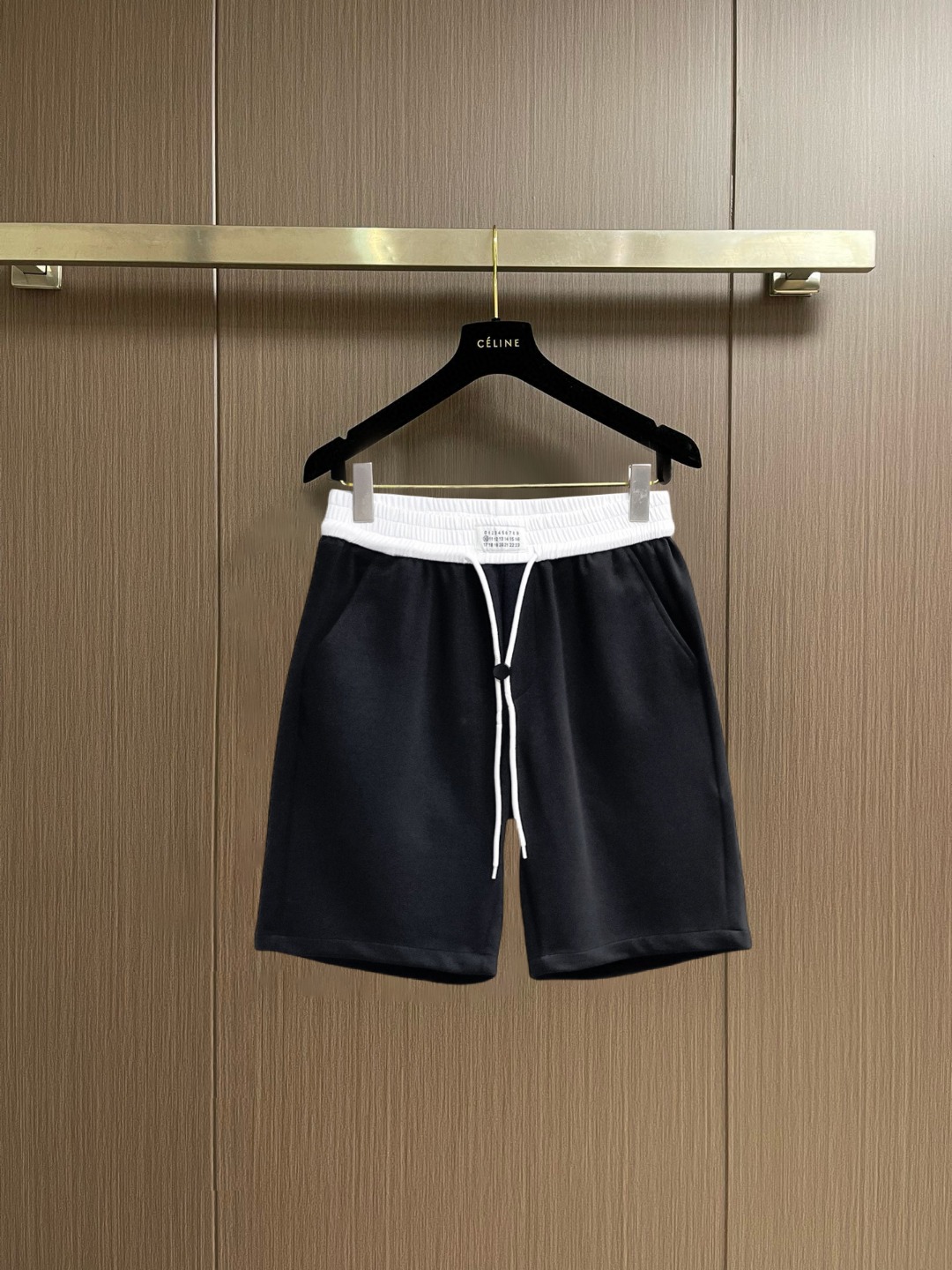 NO:847740,Margiela's 2026 summer new original counter casual shorts, luxury classic brand original LOGO accessories, counter best-selling style, very comfortable to wear, low-key yet luxurious, very classy to wear. Needless to say, the style and tailoring of the pants. The upper body is exquisite and high-end, made of first-class top quality materials. Really palace-level casual pants. The cotton of Turkey is selected for its outstanding quality. After heavy washing, the pants are very soft!  Don't be picky, the upper body is absolutely stylish and extremely luxurious. Please state your height and weight when ordering sizes M-3XL.,,masion margiela,shorts,19860909马吉拉 2026夏季新款原单专柜休闲短裤,奢华经典品牌原版LOGO配饰 专柜热销款 身穿着非常舒适 低调不失奢华 穿出去非常有档次 裤型款式和裁剪亦无需多言 上身精致跃然高档一等一顶级质料 真正殿堂级的休闲裤 选用土耳其的棉花品质卓然,经过重水洗使得裤子很柔软！不挑人 上身绝对的有型 极度奢华. 尺码M-3XL下单报身高体重.,,masion margiela,shorts,,Men's clothing