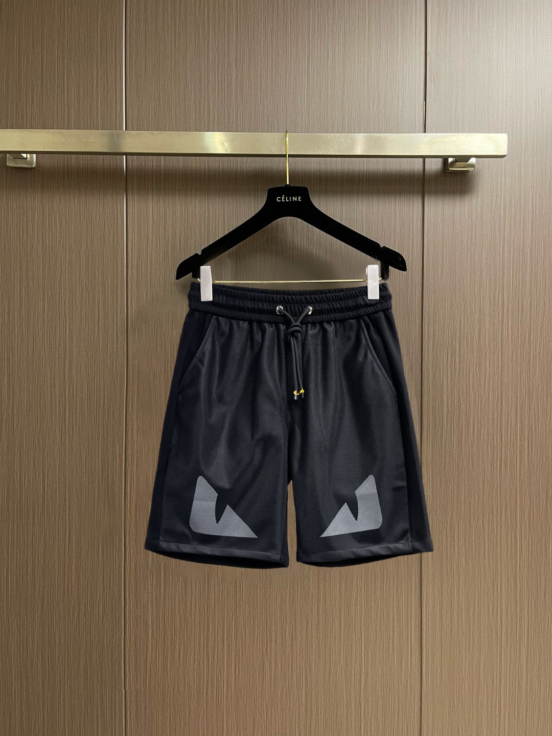 NO:847743,Fendi 2026 summer new original counter casual shorts, luxury classic brand original LOGO accessories, counter best-selling style, very comfortable to wear, low-key yet luxurious, very classy to wear. Needless to say the trousers style and tailoring, the upper body is exquisite and high-end, first-class and top-quality materials. Really palace-level casual pants. The cotton of Turkey is selected for its outstanding quality. After heavy washing, the pants are very soft!  Don't be picky, the upper body is absolutely stylish and extremely luxurious. Please quote your height and weight when ordering sizes M-3XL.,,fendi,shorts,19860909芬迪 2026夏季新款原单专柜休闲短裤,奢华经典品牌原版LOGO配饰 专柜热销款 身穿着非常舒适 低调不失奢华 穿出去非常有档次 裤型款式和裁剪亦无需多言 上身精致跃然高档一等一顶级质料 真正殿堂级的休闲裤 选用土耳其的棉花品质卓然,经过重水洗使得裤子很柔软！不挑人 上身绝对的有型 极度奢华. 尺码M-3XL下单报身高体重.,,fendi,shorts,,Men's clothing