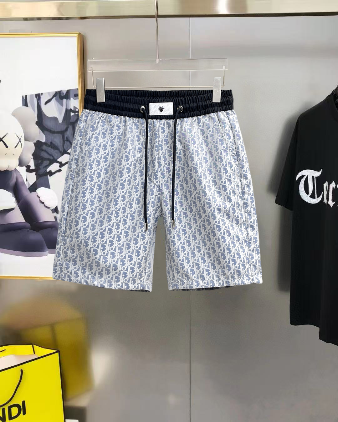NO:849133,Dior's new 2026 summer original counter casual shorts, luxury classic brand original LOGO accessories, counter best-selling style, very comfortable to wear, low-key yet luxurious, very classy to wear. Needless to say the trousers style and tailoring, the upper body is exquisite and high-end, first-class and top-quality materials. Really palace-level casual pants. The cotton of Turkey is selected for its outstanding quality. After heavy washing, the pants are very soft!  Don't be picky. The upper body is absolutely stylish and extremely luxurious. Please state your height and weight when placing an order for sizes M-3XL.,,dior,shorts,19860909迪奥 2026夏季新款原单专柜休闲短裤,奢华经典品牌原版LOGO配饰 专柜热销款 身穿着非常舒适 低调不失奢华 穿出去非常有档次 裤型款式和裁剪亦无需多言 上身精致跃然高档一等一顶级质料 真正殿堂级的休闲裤 选用土耳其的棉花品质卓然,经过重水洗使得裤子很柔软！不挑人 上身绝对的有型 极度奢华. 尺码M-3XL下单报身高体重.,,dior,shorts,,Men's clothing