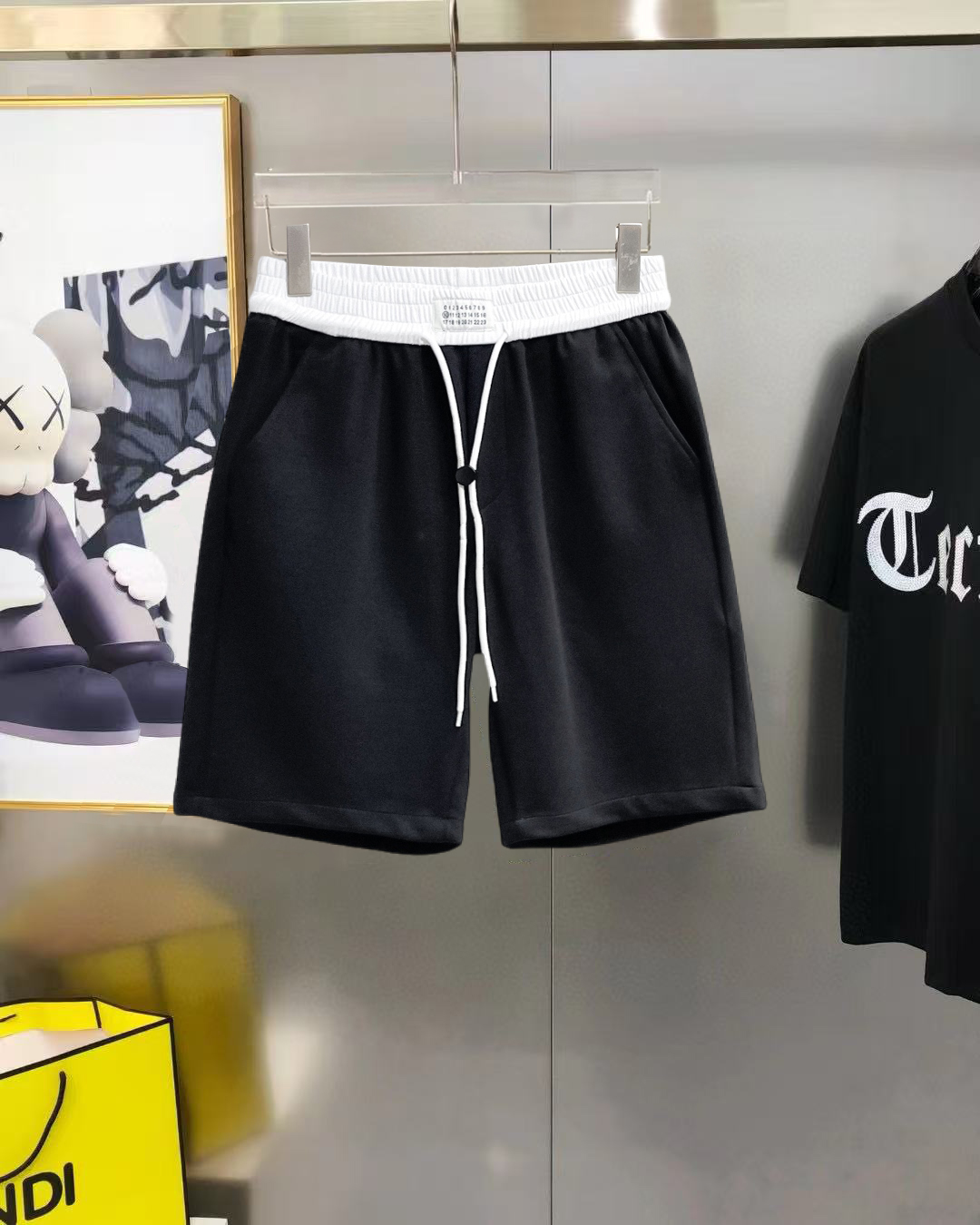 NO:849134,Margiela's 2026 summer new original counter casual shorts, luxury classic brand original LOGO accessories, counter best-selling style, very comfortable to wear, low-key yet luxurious, very classy to wear. Needless to say, the style and tailoring of the pants. The upper body is exquisite and high-end, made of first-class top quality materials. Really palace-level casual pants. The cotton of Turkey is selected for its outstanding quality. After heavy washing, the pants are very soft!  Don't be picky, the upper body is absolutely stylish and extremely luxurious. Please state your height and weight when ordering sizes M-3XL.,,masion margiela,shorts,19860909马吉拉 2026夏季新款原单专柜休闲短裤,奢华经典品牌原版LOGO配饰 专柜热销款 身穿着非常舒适 低调不失奢华 穿出去非常有档次 裤型款式和裁剪亦无需多言 上身精致跃然高档一等一顶级质料 真正殿堂级的休闲裤 选用土耳其的棉花品质卓然,经过重水洗使得裤子很柔软！不挑人 上身绝对的有型 极度奢华. 尺码M-3XL下单报身高体重.,,masion margiela,shorts,,Men's clothing