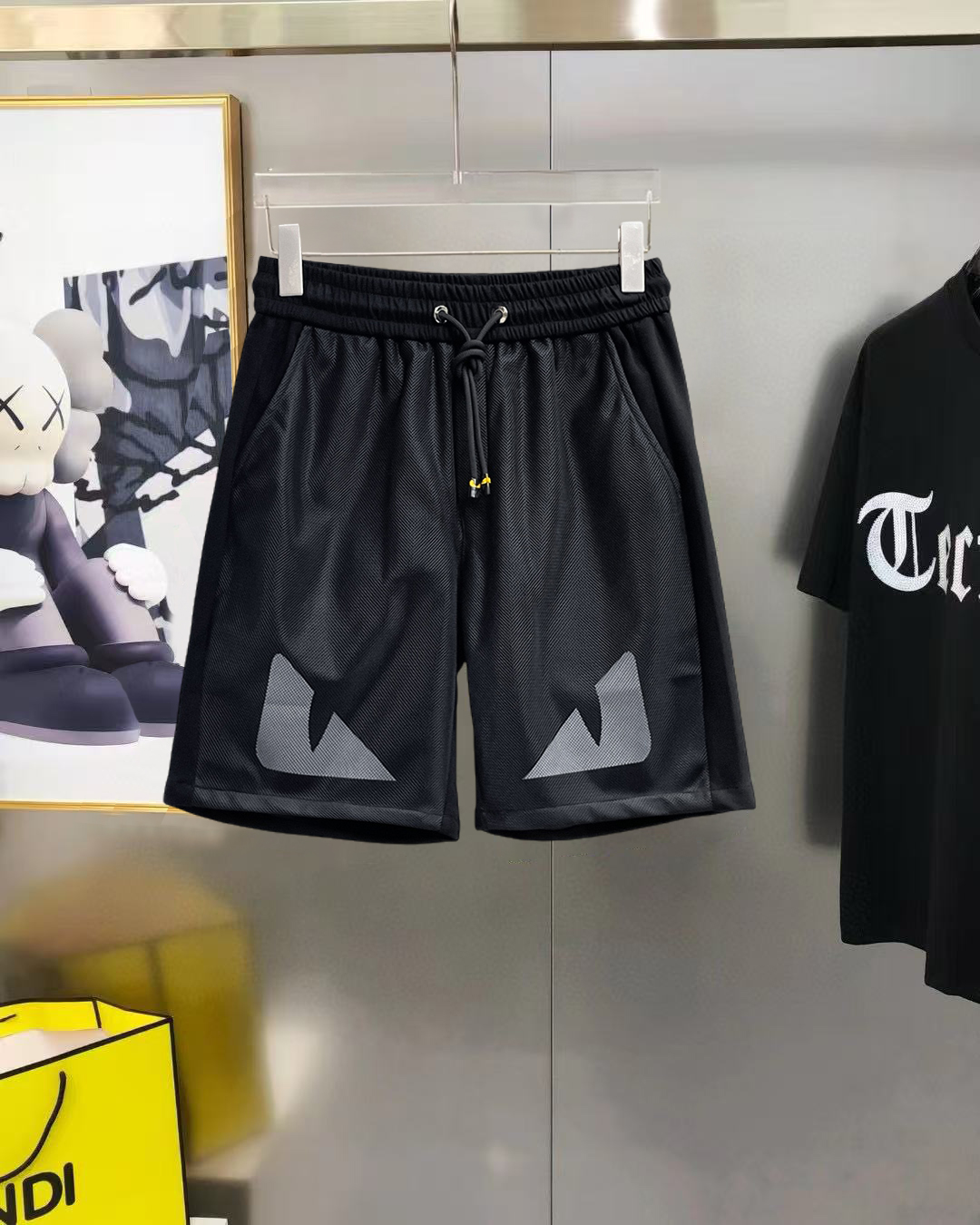 NO:849136,Fendi 2026 summer new original counter casual shorts, luxury classic brand original LOGO accessories, counter best-selling style, very comfortable to wear, low-key yet luxurious, very classy to wear. Needless to say the trousers style and tailoring, the upper body is exquisite and high-end, first-class and top-quality materials. Really palace-level casual pants. The cotton of Turkey is selected for its outstanding quality. After heavy washing, the pants are very soft!  Don't be picky, the upper body is absolutely stylish and extremely luxurious. Please quote your height and weight when ordering sizes M-3XL.,,fendi,shorts,19860909芬迪 2026夏季新款原单专柜休闲短裤,奢华经典品牌原版LOGO配饰 专柜热销款 身穿着非常舒适 低调不失奢华 穿出去非常有档次 裤型款式和裁剪亦无需多言 上身精致跃然高档一等一顶级质料 真正殿堂级的休闲裤 选用土耳其的棉花品质卓然,经过重水洗使得裤子很柔软！不挑人 上身绝对的有型 极度奢华. 尺码M-3XL下单报身高体重.,,fendi,shorts,,Men's clothing