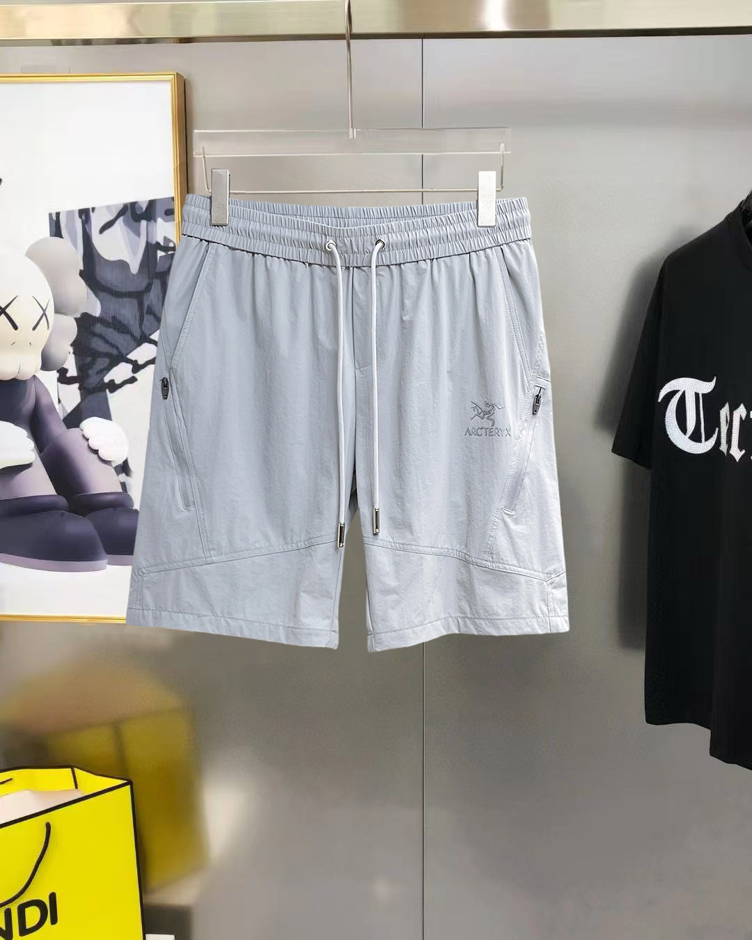 NO:849138,Arc'teryx 2026 summer new original counter casual shorts, luxury classic brand original LOGO accessories, counter best-selling model, very comfortable to wear, low-key yet luxurious, very classy to wear. Needless to say the trousers style and tailoring, the upper body is exquisite and high-end, first-class and top-quality materials. Really palace-level casual pants. The cotton of Turkey is of outstanding quality. After heavy washing, the pants are very soft!  Don't be picky, the upper body is absolutely stylish and extremely luxurious. Please state your height and weight when placing an order for sizes M-3XL.,arc'teryx,shorts,19860909始祖鸟 2026夏季新款原单专柜休闲短裤,奢华经典品牌原版LOGO配饰 专柜热销款 身穿着非常舒适 低调不失奢华 穿出去非常有档次 裤型款式和裁剪亦无需多言 上身精致跃然高档一等一顶级质料 真正殿堂级的休闲裤 选用土耳其的棉花品质卓然,经过重水洗使得裤子很柔软！不挑人 上身绝对的有型 极度奢华. 尺码M-3XL下单报身高体重.,arc'teryx,shorts,,Men's clothing