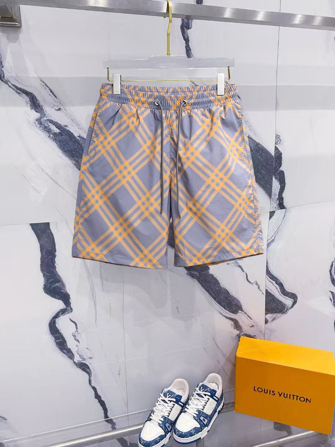 NO:909420,Burberry 2026 summer new original counter casual shorts, luxury classic brand original LOGO accessories, counter best-selling model. Very comfortable to wear, low-key yet luxurious, very classy to wear. Needless to say the trousers style and tailoring. The upper body is exquisite and high-end, first-class and top-quality materials. Really palace-level casual pants. The cotton of Turkey is selected for its outstanding quality. After heavy washing, the pants are very soft!  Don't be picky. The upper body is absolutely stylish and extremely luxurious. Please state your height and weight when ordering sizes M-3XL.,,burberry,shorts,19860909巴宝莉 2026夏季新款原单专柜休闲短裤,奢华经典品牌原版LOGO配饰 专柜热销款 身穿着非常舒适 低调不失奢华 穿出去非常有档次 裤型款式和裁剪亦无需多言 上身精致跃然高档一等一顶级质料 真正殿堂级的休闲裤 选用土耳其的棉花品质卓然,经过重水洗使得裤子很柔软！不挑人 上身绝对的有型 极度奢华. 尺码M-3XL下单报身高体重.,,burberry,shorts,,Men's clothing