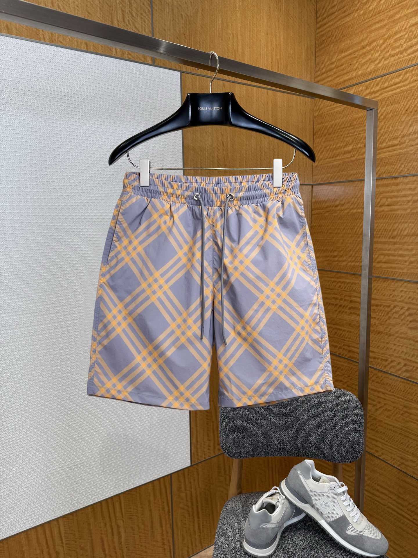 NO:929678,Burberry 2026 summer new original counter casual shorts, luxury classic brand original LOGO accessories, counter best-selling model. Very comfortable to wear, low-key yet luxurious, very classy to wear. Needless to say the trousers style and tailoring. The upper body is exquisite and high-end, first-class and top-quality materials. Really palace-level casual pants. The cotton of Turkey is selected for its outstanding quality. After heavy washing, the pants are very soft!  Don't be picky. The upper body is absolutely stylish and extremely luxurious. Please quote your height and weight when ordering sizes M-3XL.,,burberry,shorts,19860909巴宝莉 2026夏季新款原单专柜休闲短裤,奢华经典品牌原版LOGO配饰 专柜热销款 身穿着非常舒适 低调不失奢华 穿出去非常有档次 裤型款式和裁剪亦无需多言 上身精致跃然高档一等一顶级质料 真正殿堂级的休闲裤 选用土耳其的棉花品质卓然,经过重水洗使得裤子很柔软！不挑人 上身绝对的有型 极度奢华. 尺码M-3XL下单报身高体重.,,burberry,shorts,,Men's clothing