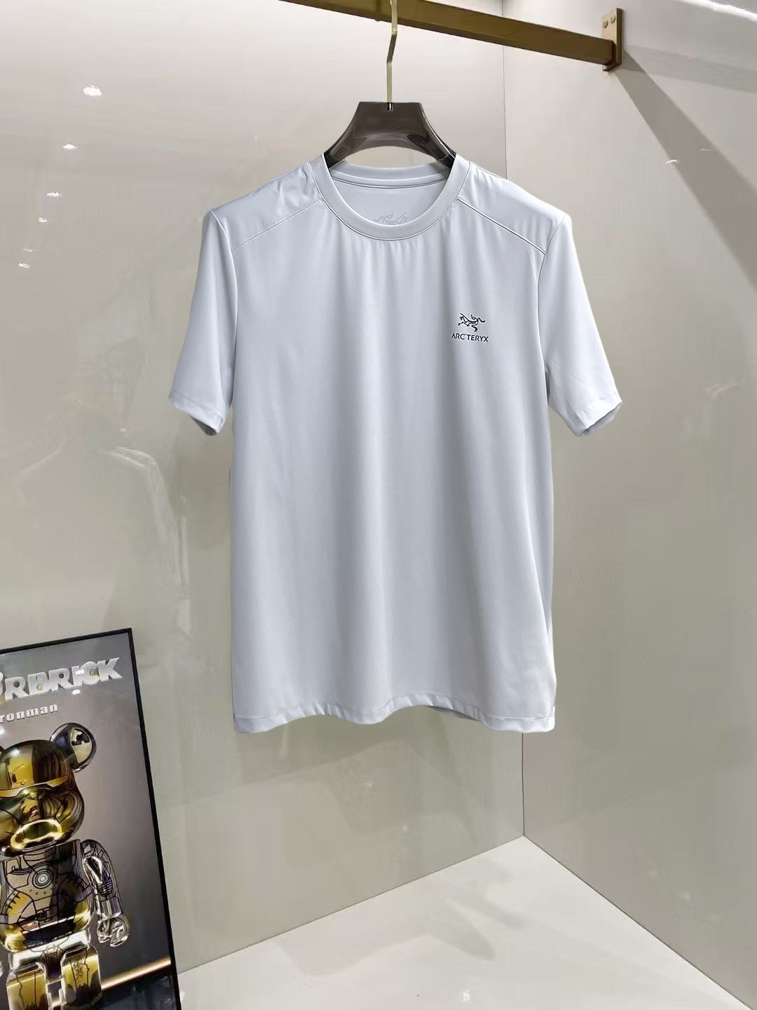 NO:929514,Arc'teryx's top products 2026 spring and summer new debut counter latest short-sleeved round neck T-shirt high-end custom design avant-garde fashion!  The brand logo is designed with heavy craftsmanship. High-end customized 260g fabric. Soft to the touch. Comfortable to wear. Exquisite stitching at the counter level. Fine workmanship. The upper body effect is incomparably handsome!  A must-have item for a stylish man!  Size M-XXXL,arc'teryx,T-shirt,tees,t-shirt,19860909始祖鸟 顶级货品2026春夏新款首发专柜最新款短袖圆领T恤 高端订制 设计前卫时尚！品牌logo重工艺设计 高端定制260克面料.手感柔软.穿着舒适.专柜级别精致车线.做工精细.上身效果无敌帅气！型男必备单品！码数M-XXXL,arc'teryx,T-shirt,tees，t-shirt,,Men's clothing