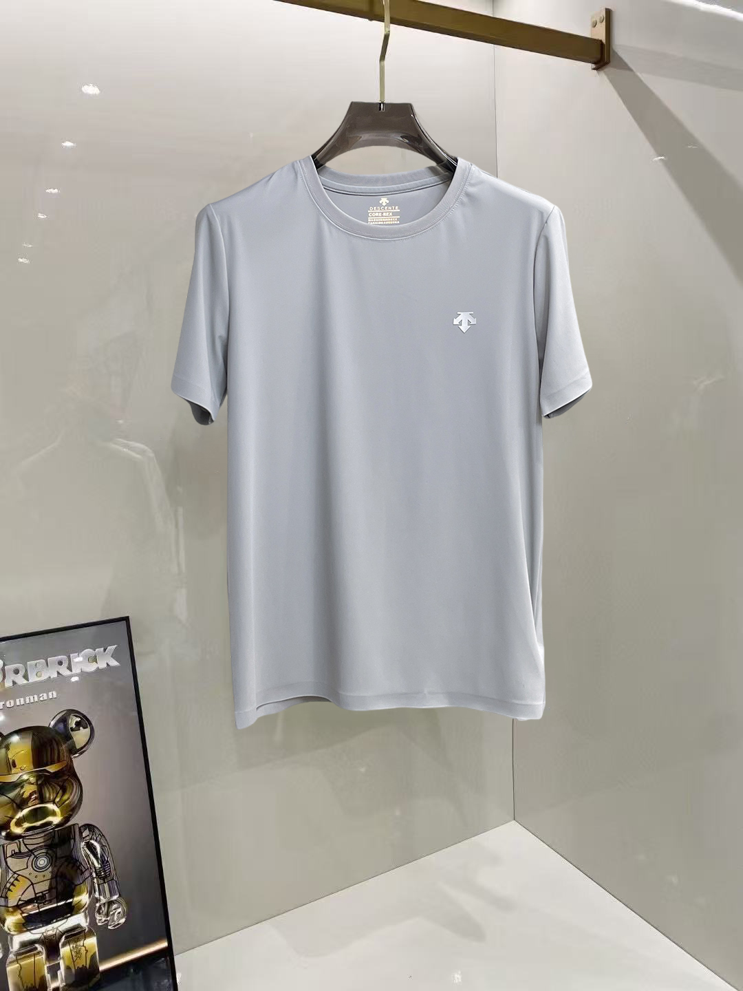 NO:929523,Descente's top products 2026 spring and summer new debut counter latest short-sleeved round neck T-shirt, high-end custom design, avant-garde and fashionable!  The brand logo is designed with heavy craftsmanship. High-end customized 260g fabric. Soft to the touch. Comfortable to wear. Exquisite stitching at the counter level. Fine workmanship. The upper body effect is incomparably handsome!  A must-have item for a stylish man!  Size M-XXXL,,T-shirt,tees,t-shirt,19860909迪桑特 顶级货品2026春夏新款首发专柜最新款短袖圆领T恤 高端订制 设计前卫时尚！品牌logo重工艺设计 高端定制260克面料.手感柔软.穿着舒适.专柜级别精致车线.做工精细.上身效果无敌帅气！型男必备单品！码数M-XXXL,,T-shirt,tees，t-shirt,,Men's clothing