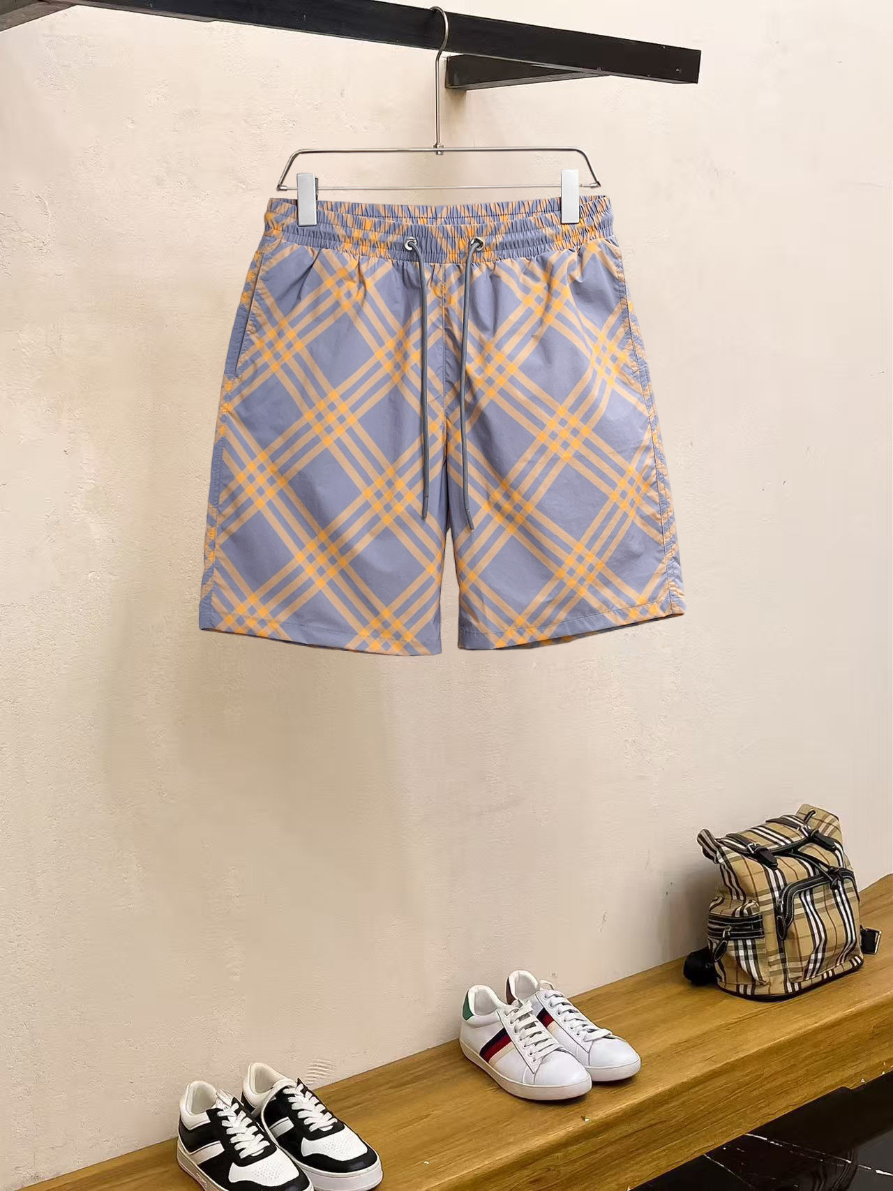 NO:857596,Burberry 2026 summer new original counter casual shorts, luxury classic brand original LOGO accessories, counter best-selling model. Very comfortable to wear, low-key yet luxurious, very classy to wear. Needless to say the trousers style and tailoring. The upper body is exquisite and high-end, first-class and top-quality materials. Really palace-level casual pants. The cotton of Turkey is selected for its outstanding quality. After heavy washing, the pants are very soft!  Don't be picky. The upper body is absolutely stylish and extremely luxurious. Please quote your height and weight when ordering sizes M-3XL.,,burberry,shorts,19860909巴宝莉 2026夏季新款原单专柜休闲短裤,奢华经典品牌原版LOGO配饰 专柜热销款 身穿着非常舒适 低调不失奢华 穿出去非常有档次 裤型款式和裁剪亦无需多言 上身精致跃然高档一等一顶级质料 真正殿堂级的休闲裤 选用土耳其的棉花品质卓然,经过重水洗使得裤子很柔软！不挑人 上身绝对的有型 极度奢华. 尺码M-3XL下单报身高体重.,,burberry,shorts,,Men's clothing