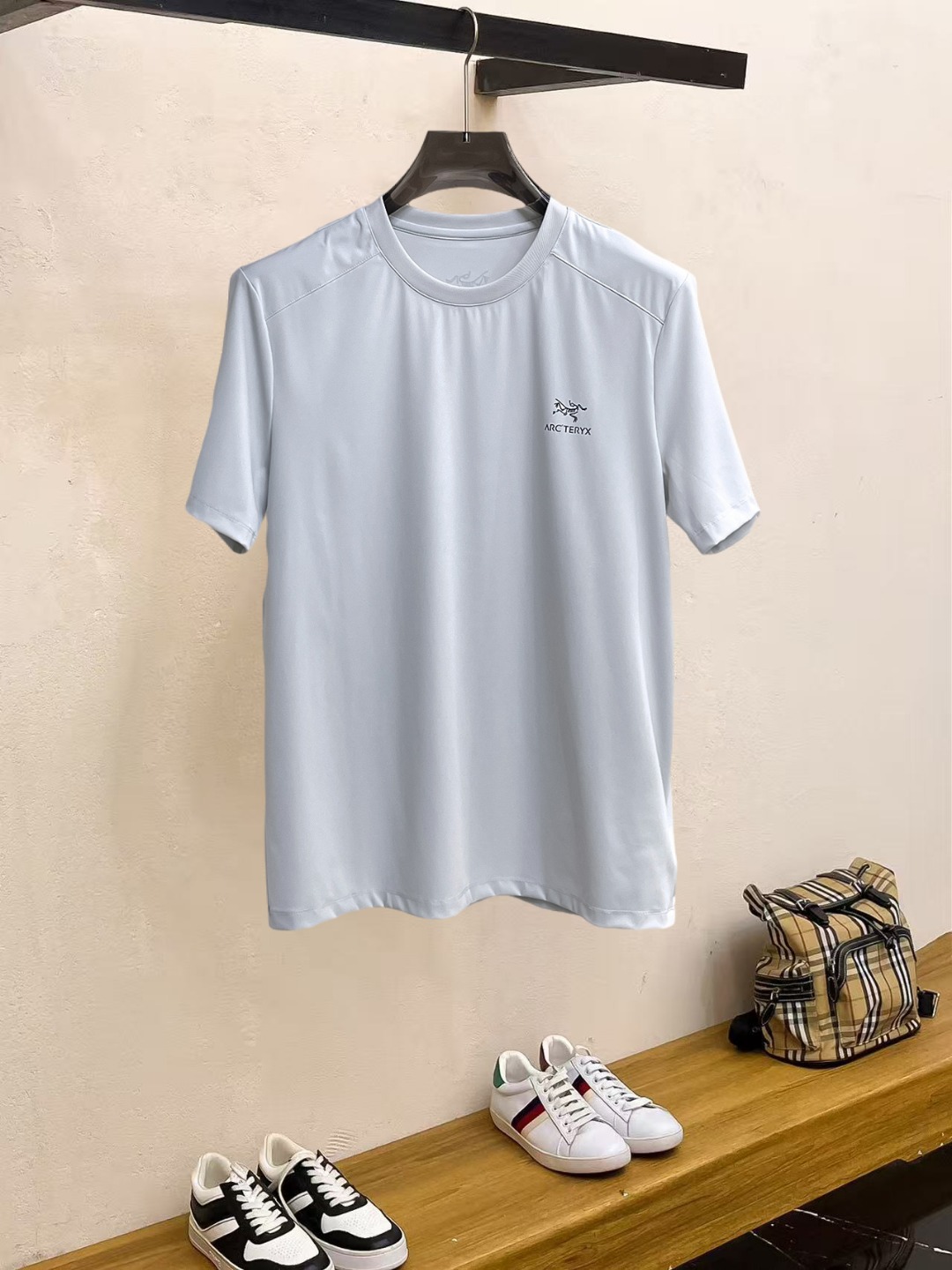 NO:857395,Arc'teryx's top products 2026 spring and summer new debut counter latest short-sleeved round neck T-shirt high-end custom design avant-garde fashion!  The brand logo is designed with heavy craftsmanship. High-end customized 260g fabric. Soft to the touch. Comfortable to wear. Exquisite stitching at the counter level. Fine workmanship. The upper body effect is incomparably handsome!  A must-have item for a stylish man!  Size M-XXXL,arc'teryx,T-shirt,tees,t-shirt,19860909始祖鸟 顶级货品2026春夏新款首发专柜最新款短袖圆领T恤 高端订制 设计前卫时尚！品牌logo重工艺设计 高端定制260克面料.手感柔软.穿着舒适.专柜级别精致车线.做工精细.上身效果无敌帅气！型男必备单品！码数M-XXXL,arc'teryx,T-shirt,tees，t-shirt,,Men's clothing