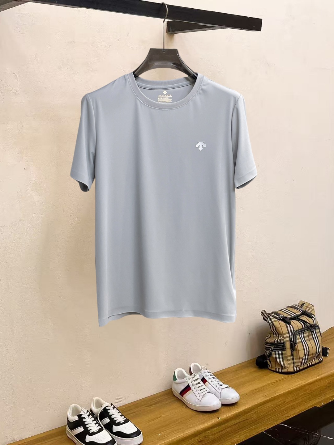NO:857405,Descente's top products 2026 spring and summer new debut counter latest short-sleeved round neck T-shirt, high-end custom design, avant-garde and fashionable!  The brand logo is designed with heavy craftsmanship. High-end customized 260g fabric. Soft to the touch. Comfortable to wear. Exquisite stitching at the counter level. Fine workmanship. The upper body effect is incomparably handsome!  A must-have item for a stylish man!  Size M-XXXL,,T-shirt,tees,t-shirt,19860909迪桑特 顶级货品2026春夏新款首发专柜最新款短袖圆领T恤 高端订制 设计前卫时尚！品牌logo重工艺设计 高端定制260克面料.手感柔软.穿着舒适.专柜级别精致车线.做工精细.上身效果无敌帅气！型男必备单品！码数M-XXXL,,T-shirt,tees，t-shirt,,Men's clothing