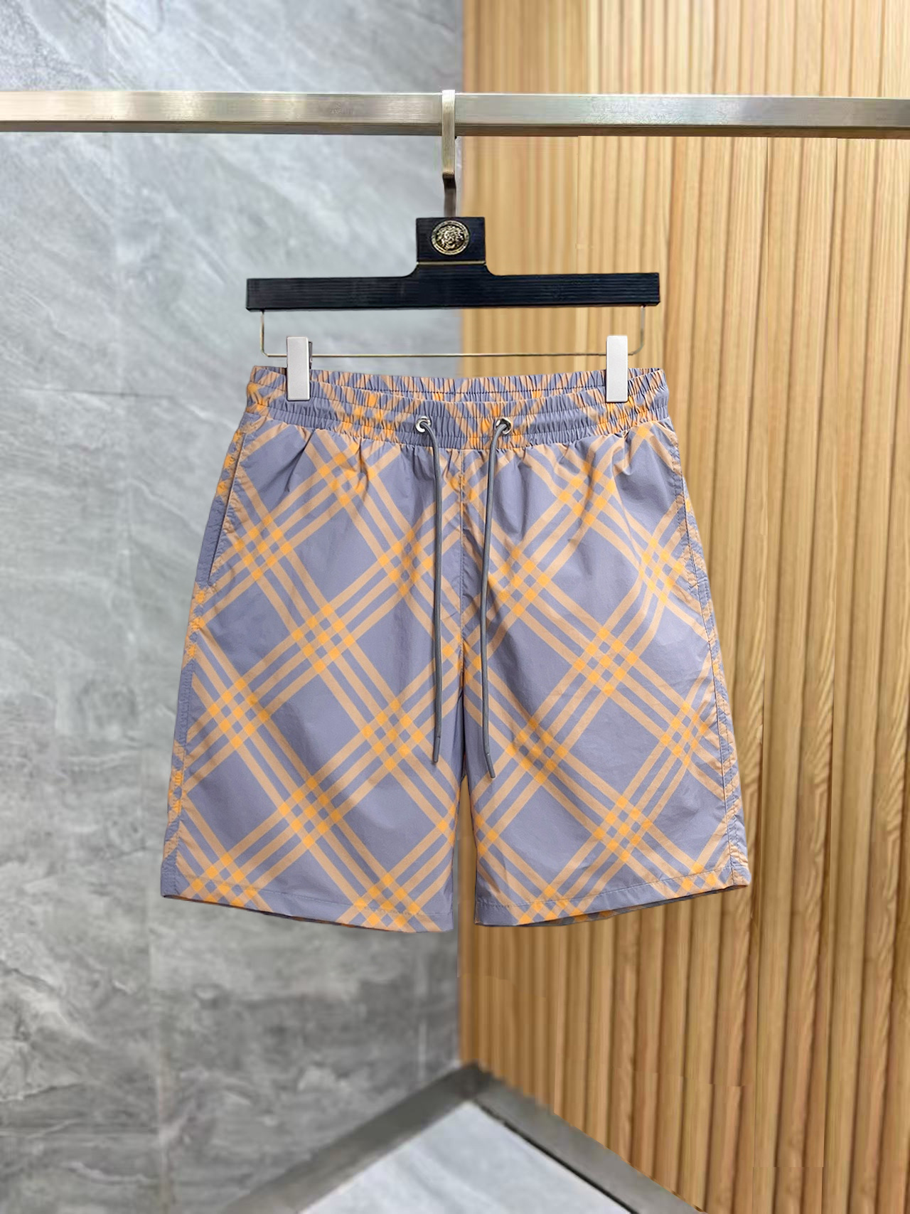NO:876161,Burberry 2026 summer new original counter casual shorts, luxury classic brand original LOGO accessories, counter best-selling model. Very comfortable to wear, low-key yet luxurious, very classy to wear. Needless to say the trousers style and tailoring. The upper body is exquisite and high-end, first-class and top-quality materials. Really palace-level casual pants. The cotton of Turkey is selected for its outstanding quality. After heavy washing, the pants are very soft!  Don't be picky. The upper body is absolutely stylish and extremely luxurious. Please quote your height and weight when ordering sizes M-3XL.,,burberry,shorts,19860909巴宝莉 2026夏季新款原单专柜休闲短裤,奢华经典品牌原版LOGO配饰 专柜热销款 身穿着非常舒适 低调不失奢华 穿出去非常有档次 裤型款式和裁剪亦无需多言 上身精致跃然高档一等一顶级质料 真正殿堂级的休闲裤 选用土耳其的棉花品质卓然,经过重水洗使得裤子很柔软！不挑人 上身绝对的有型 极度奢华. 尺码M-3XL下单报身高体重.,,burberry,shorts,,Men's clothing