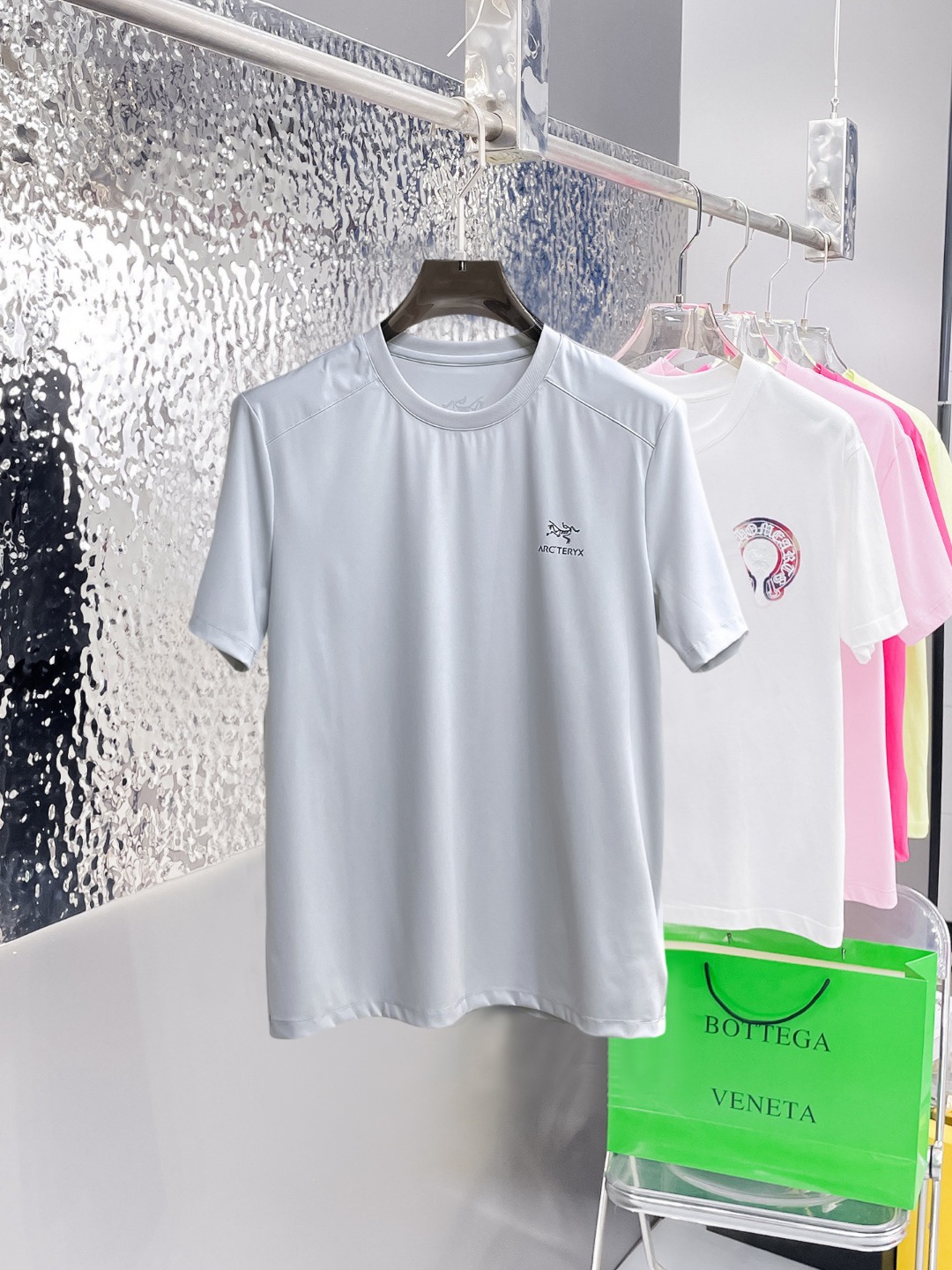 NO:876057,Arc'teryx's new spring and summer debut counter, the latest short-sleeved round-neck T-shirt, high-end customization, avant-garde and fashionable design!  The brand logo is designed with heavy craftsmanship. High-end customized double mercerized fabric. Soft to the touch. Comfortable to wear. Exquisite stitching at the counter level. Fine workmanship. The upper body effect is incomparably handsome!  A must-have item for a stylish man!  Good news for fat people--size M-3XL,arc'teryx,T-shirt,tees,t-shirt,19860909始祖鸟 春夏新款首发专柜最新款短袖圆领T恤 高端订制 设计前卫时尚！品牌logo重工艺设计 高端定制双丝光面料.手感柔软.穿着舒适.专柜级别精致车线.做工精细.上身效果无敌帅气！型男必备单品！胖子福音-- 码数 M-3XL,arc'teryx,T-shirt,tees，t-shirt,,Men's clothing