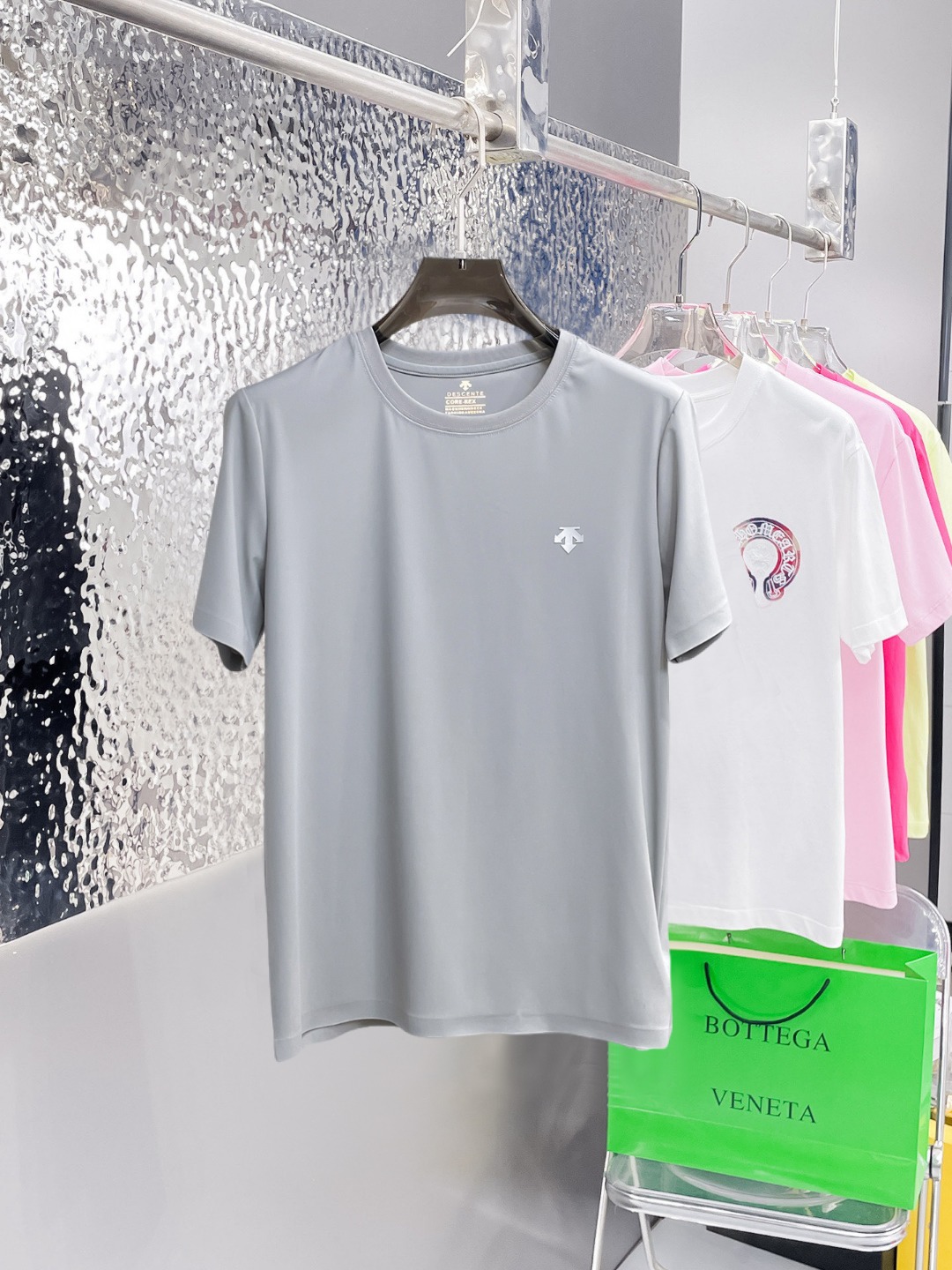 NO:876065,Descente's new spring and summer debut counter, the latest short-sleeved round neck T-shirt, high-end customization, avant-garde and fashionable design!  The brand logo is designed with heavy craftsmanship. High-end customized double mercerized fabric. Soft to the touch. Comfortable to wear. Exquisite stitching at the counter level. Fine workmanship. The upper body effect is incomparably handsome!  A must-have item for a stylish man!  Good news for fat people--size M-3XL,,T-shirt,tees,t-shirt,19860909迪桑特 春夏新款首发专柜最新款短袖圆领T恤 高端订制 设计前卫时尚！品牌logo重工艺设计 高端定制双丝光面料.手感柔软.穿着舒适.专柜级别精致车线.做工精细.上身效果无敌帅气！型男必备单品！胖子福音-- 码数 M-3XL,,T-shirt,tees，t-shirt,,Men's clothing